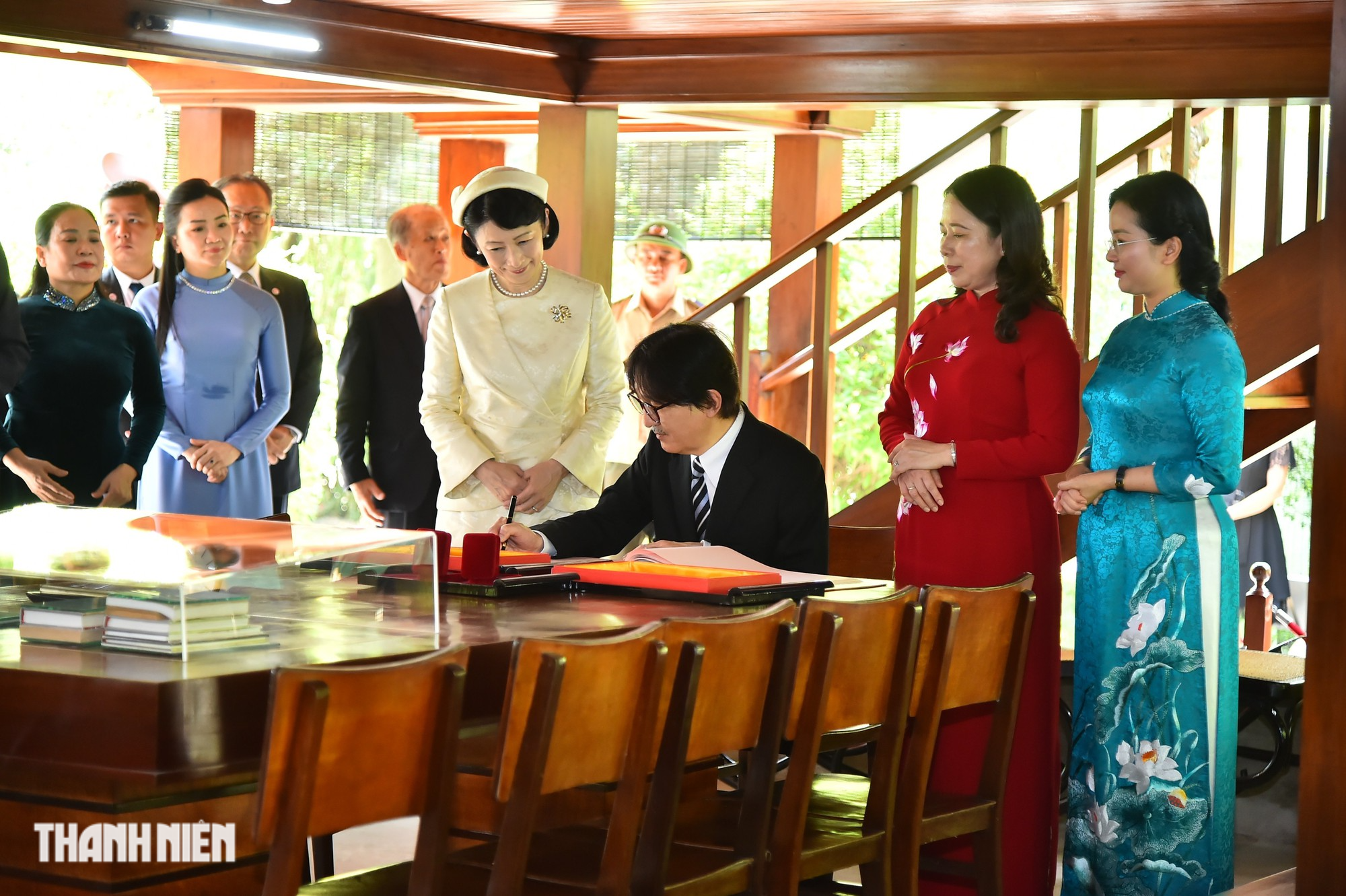 Hoàng Thái tử Nhật Bản Akishino thăm Khu di tích Chủ tịch Hồ Chí Minh - Ảnh 5.