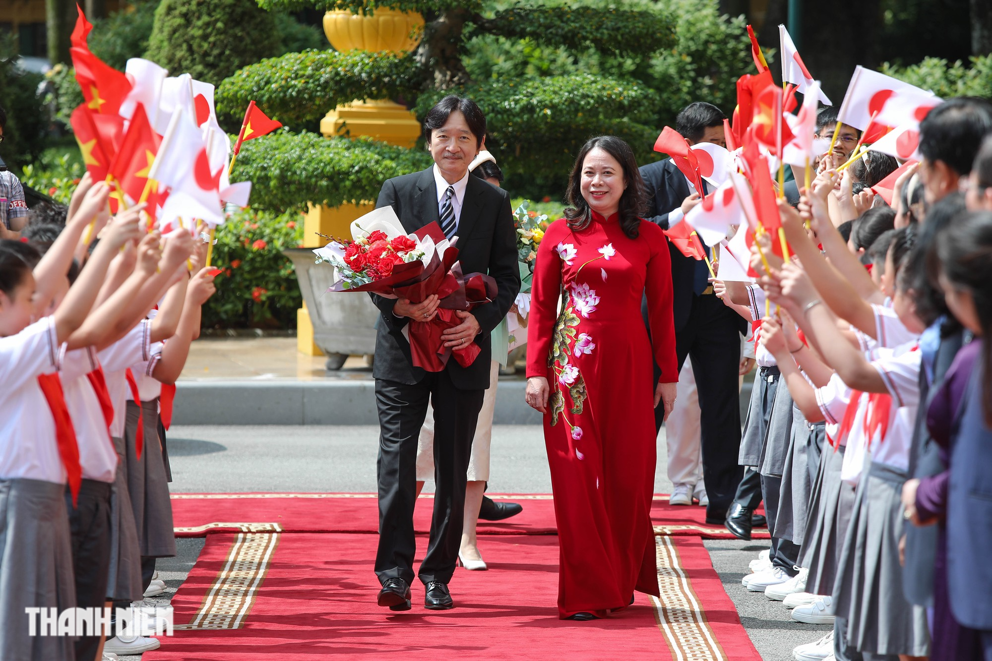 Hoàng Thái tử Nhật Bản Akishino thăm Khu di tích Chủ tịch Hồ Chí Minh - Ảnh 1.