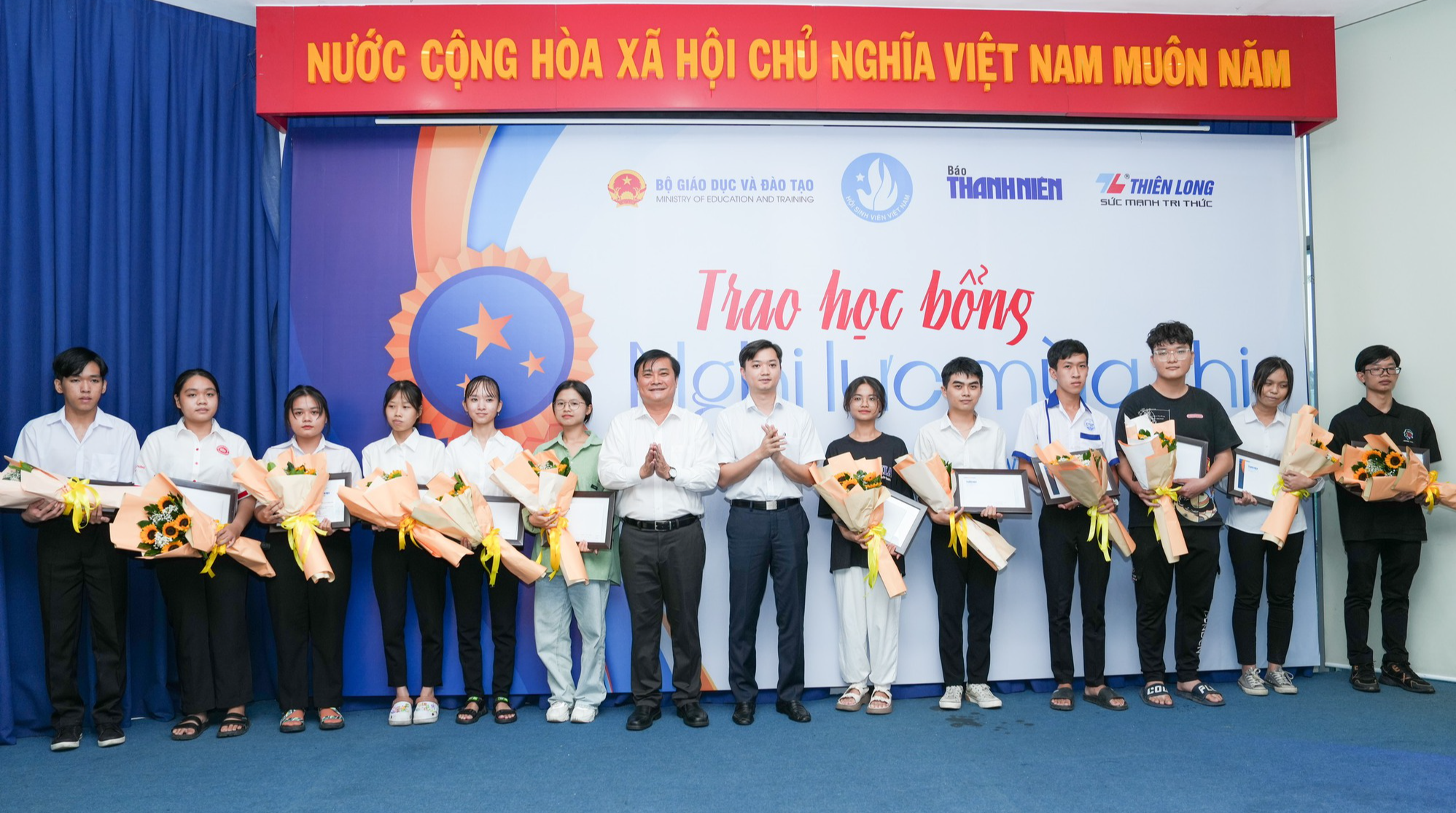 Cậu học trò bữa ăn chỉ rau, mì gói san sẻ 1 tỉ đồng tiền hỗ trợ - Ảnh 5.