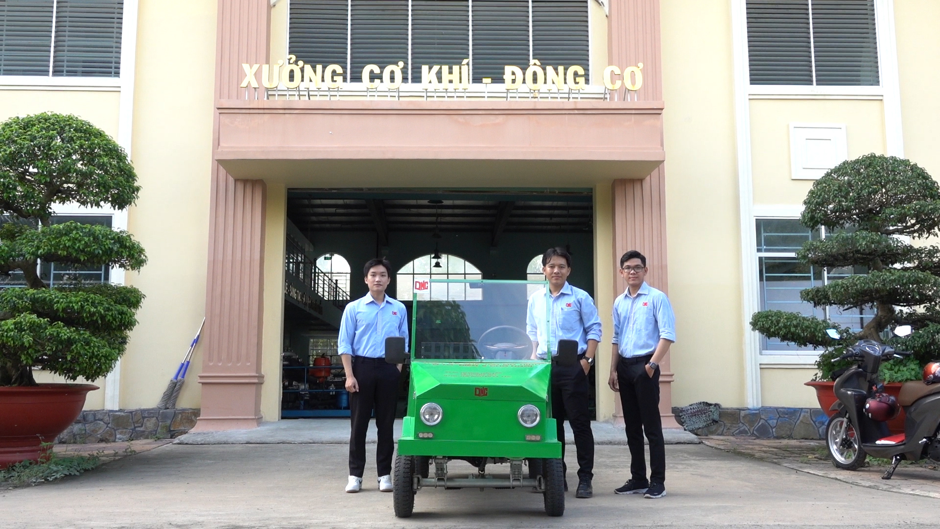 Sinh viên miền Tây chế tạo xe ô tô điện chở được hàng trăm ký nông sản - Ảnh 1.