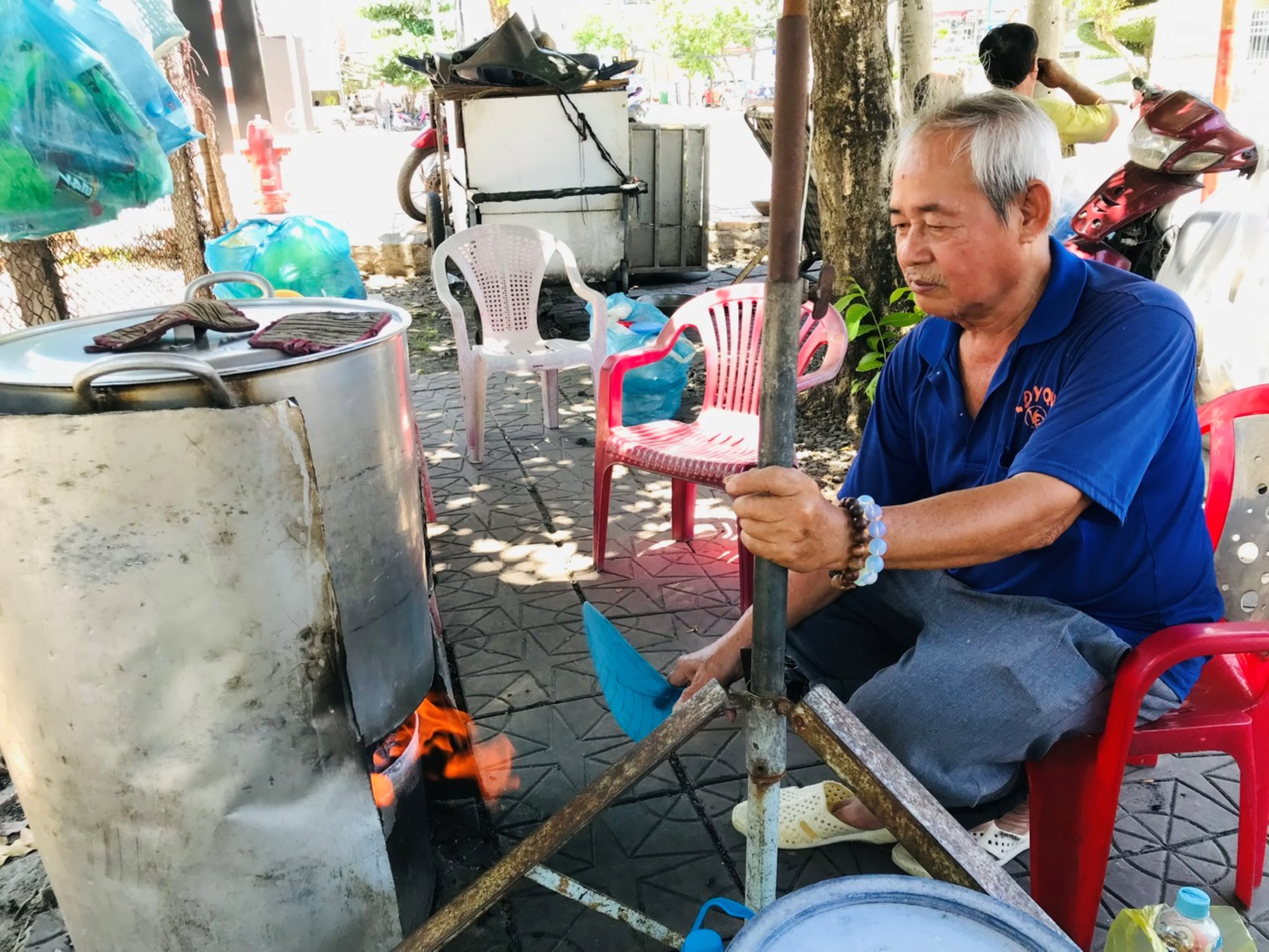 Chuyện tử tế: Người đàn ông ròng rã 13 năm nấu cháo giúp đời