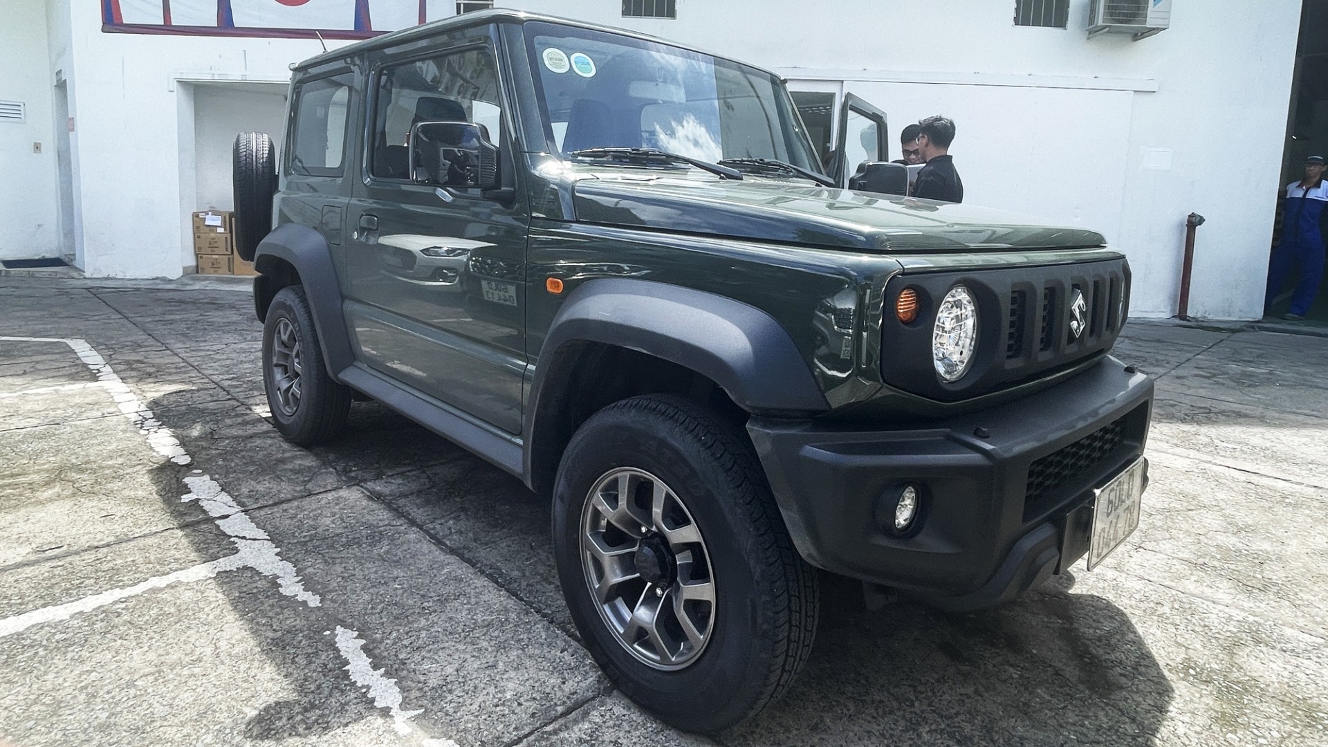 Suzuki Jimny không 'hứa' giao hàng tại Việt Nam, "hét" giá lên tới 900 triệu đồng   - Ảnh 1.