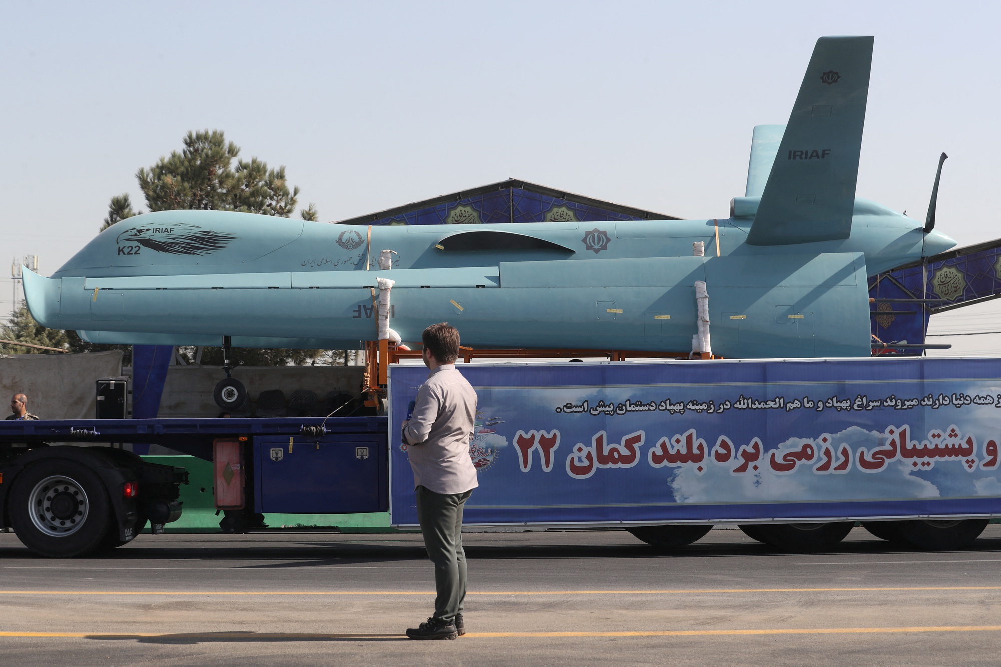 Iran duyệt binh máy bay không người lái 'tầm xa nhất thế giới' - Ảnh 1.