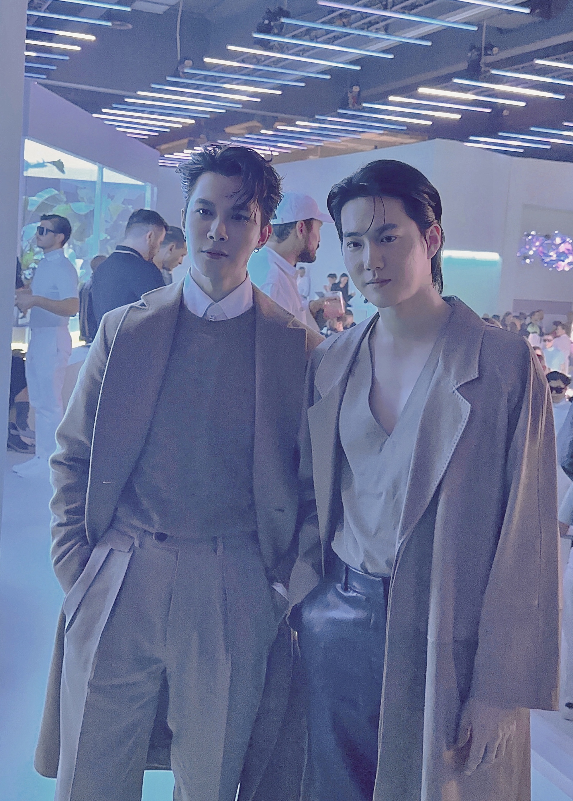 Anh Tú gặp gỡ Suho (EXO), tài tử &apos;Shang-Chi&apos; tại Milan Fashion We...