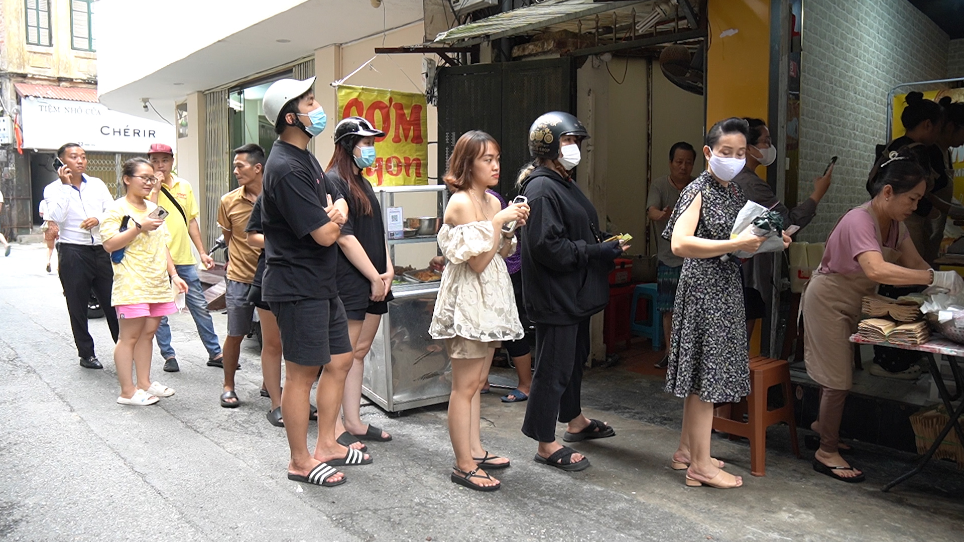 Bánh đồng xu phô mai có gì khiến hàng dài người chờ cả tiếng mua ăn thử?  - Ảnh 2.