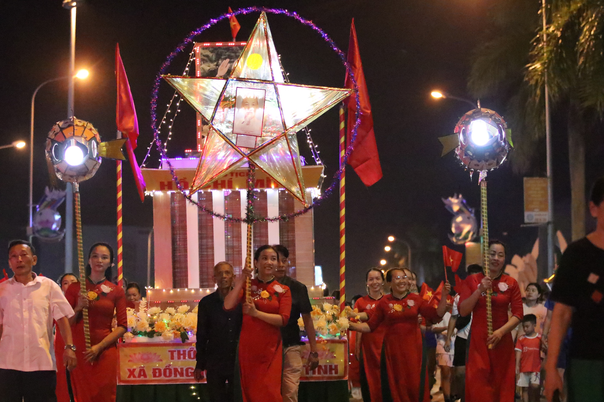 Hàng nghìn người dân tham gia lễ hội 'Thành sen rước đèn Trung thu' - Ảnh 5.