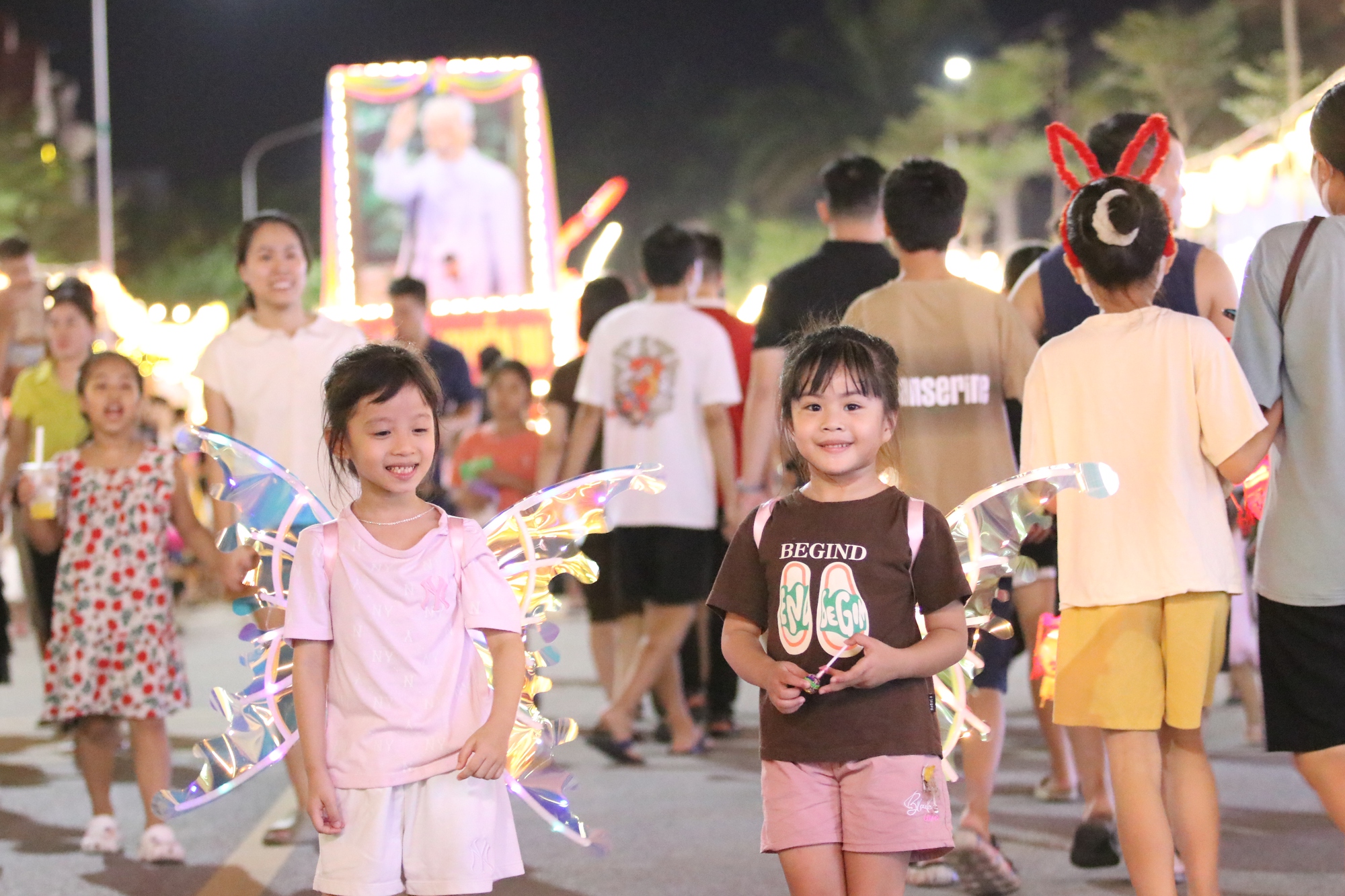 Hàng nghìn người dân tham gia lễ hội 'Thành Sen rước đèn Trung thu' - Ảnh 12.