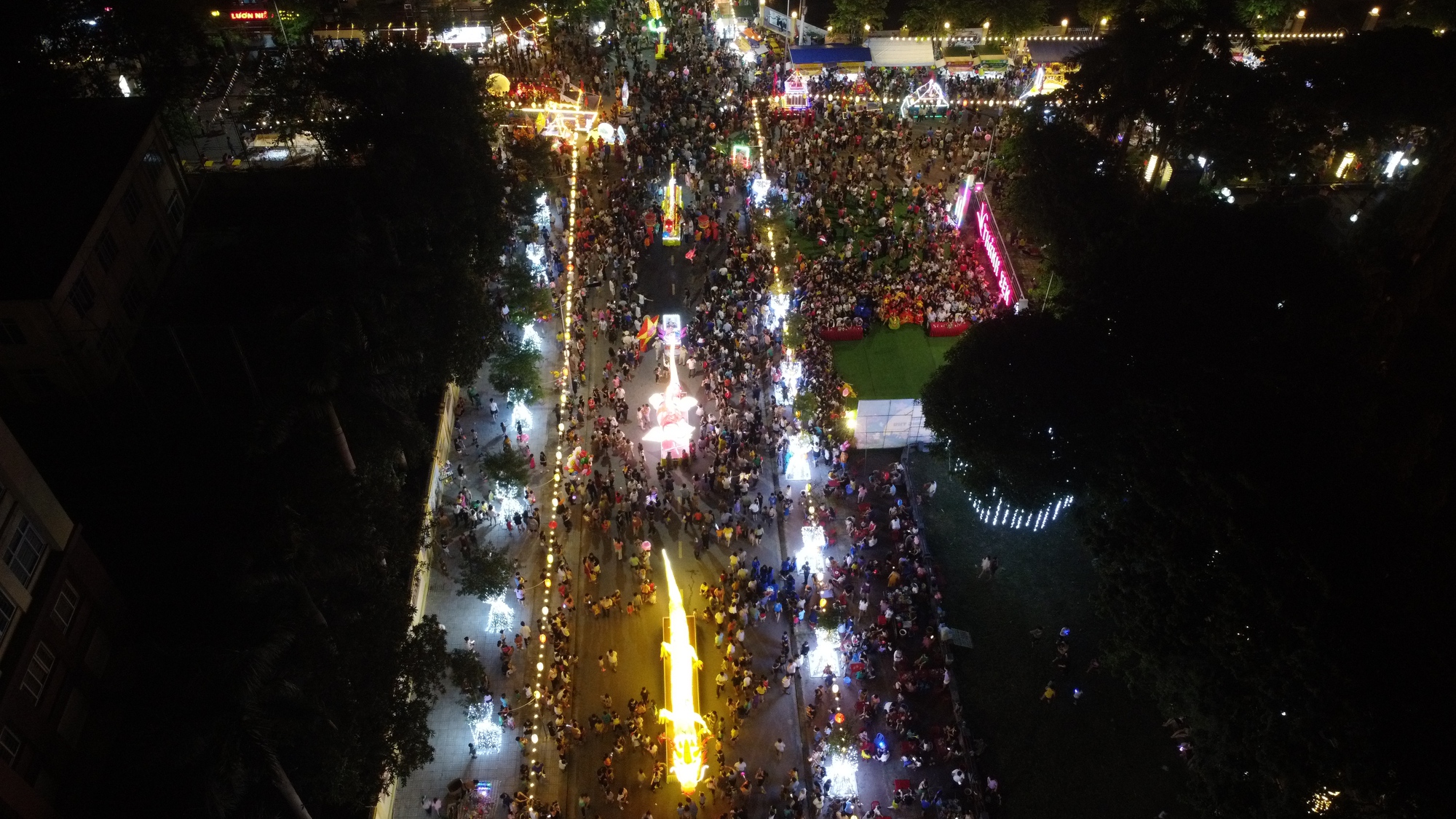 Hàng ngàn người dân tham gia lễ hội Thành Sen rước đèn trung thu