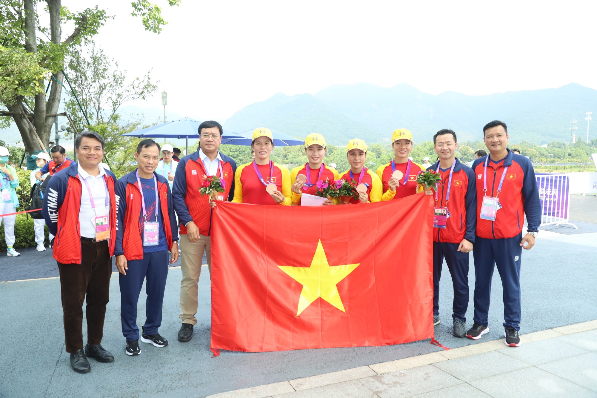 Trưởng đoàn thể thao Việt Nam thưởng nóng cho 4 cô gái giành HCĐ ASIAD 19 - Ảnh 6.