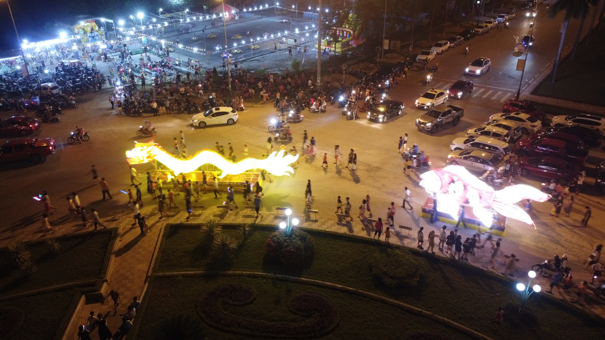 Hàng nghìn người dân tham gia lễ hội 'Thành sen rước đèn Trung thu' - Ảnh 4.