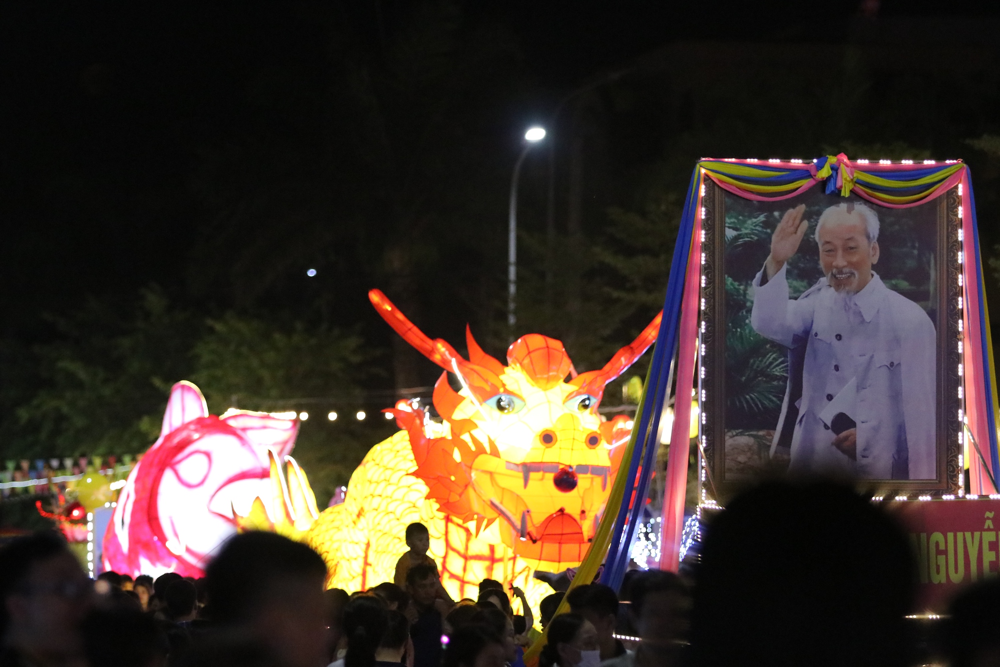 Hàng nghìn người dân tham gia lễ hội 'Thành Sen rước đèn Trung thu' - Ảnh 6.