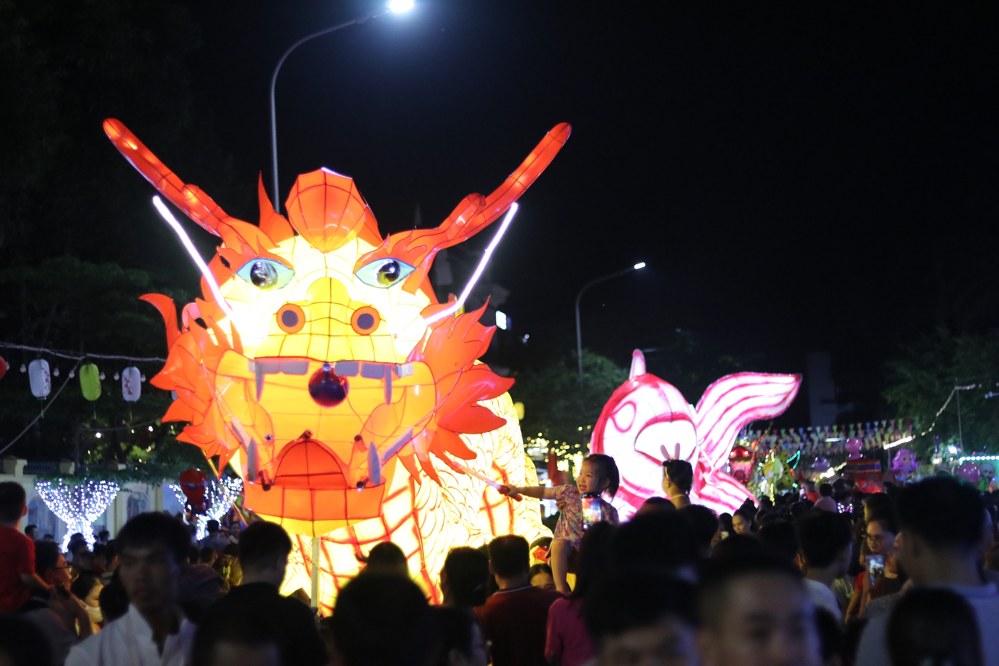 Hàng nghìn người dân tham gia lễ hội 'Thành Sen rước đèn Trung thu' - Ảnh 9.