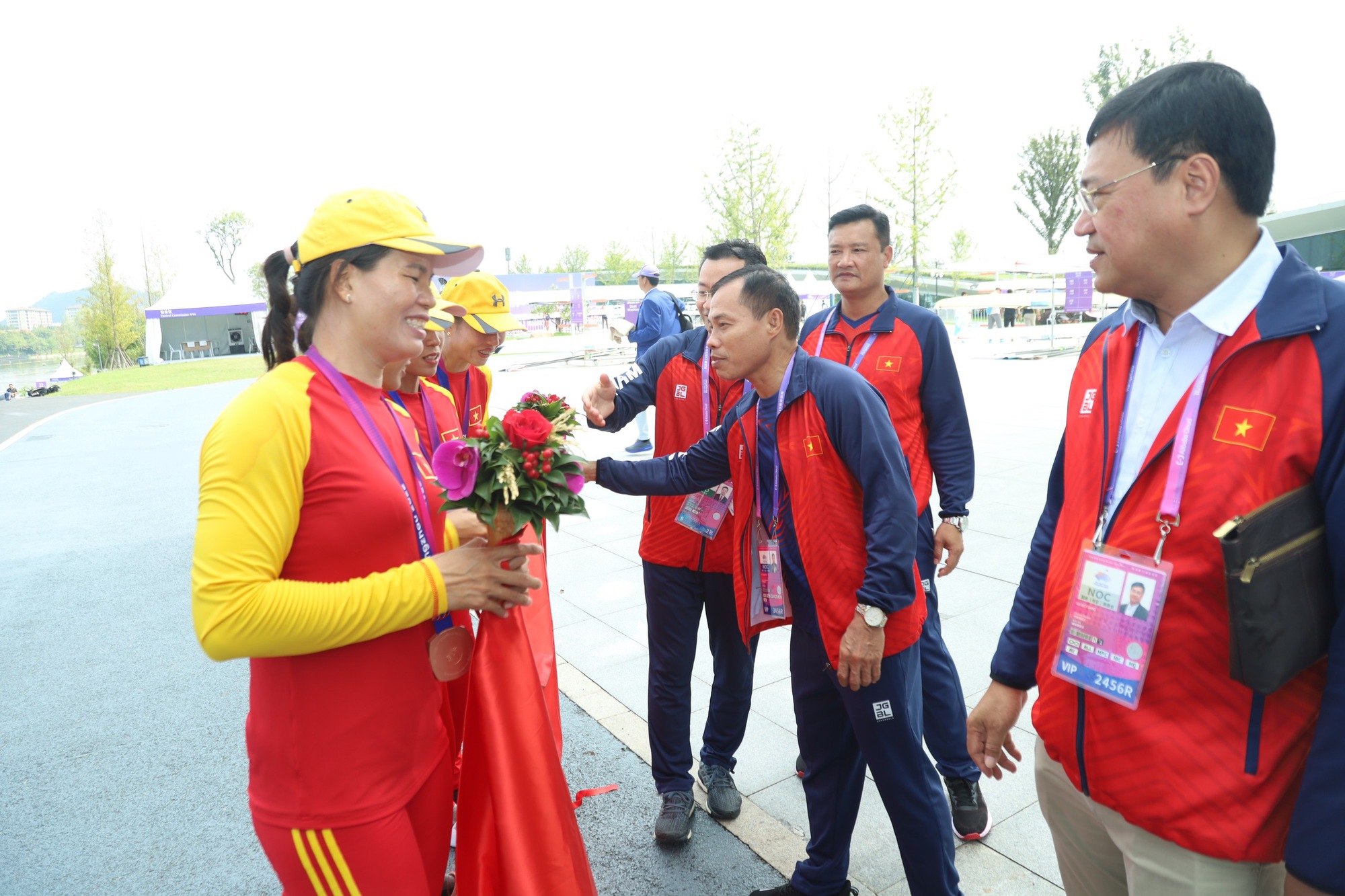 Trưởng đoàn thể thao Việt Nam thưởng nóng cho 4 cô gái giành HCĐ ASIAD 19 - Ảnh 7.