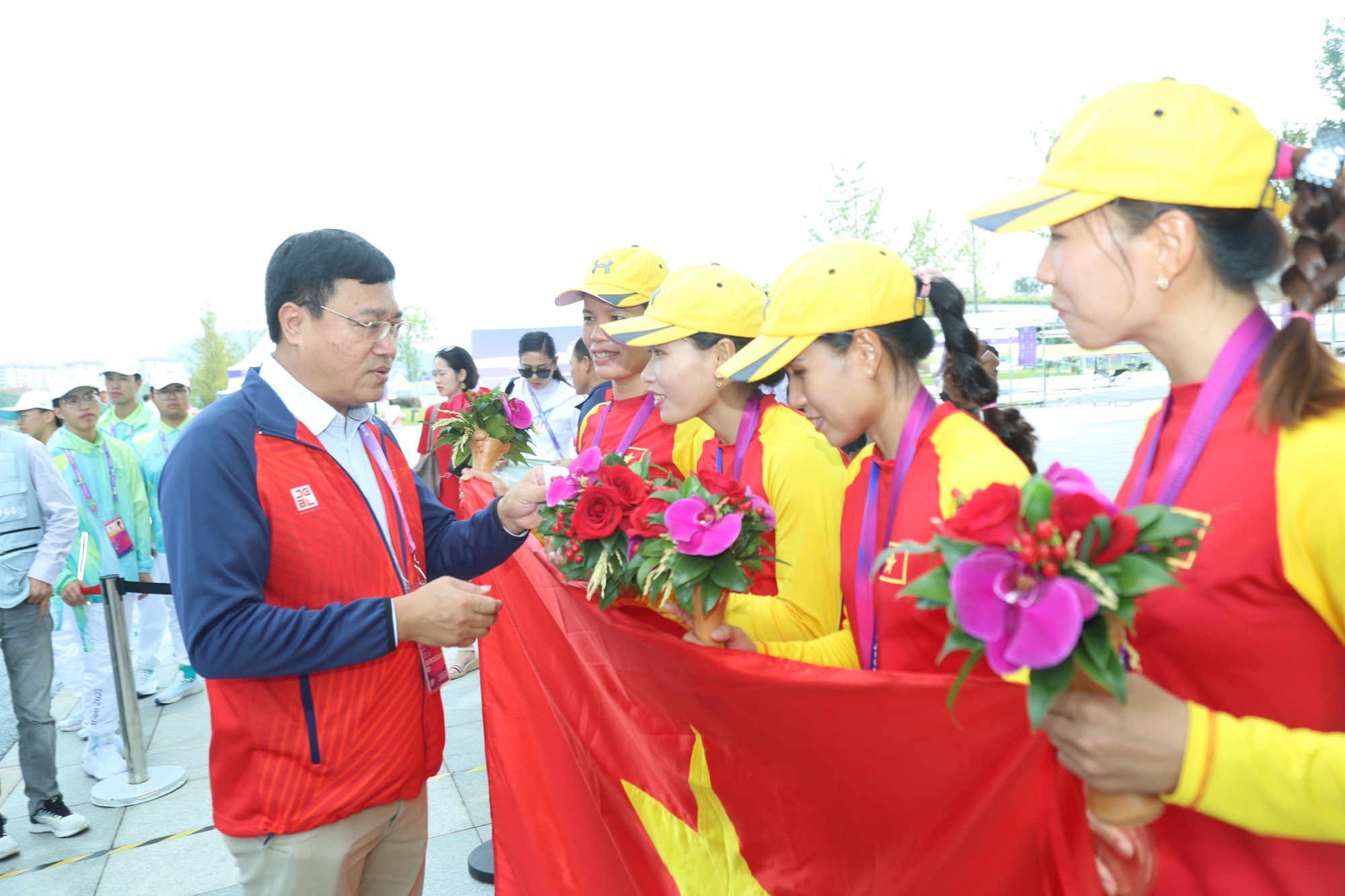 Trưởng đoàn thể thao Việt Nam thưởng nóng cho 4 cô gái giành HCĐ ASIAD 19 - Ảnh 4.