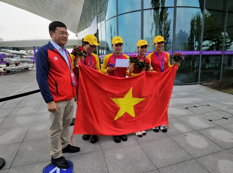Ông Đặng Hà Việt thưởng nóng cho các nữ VĐV rowing