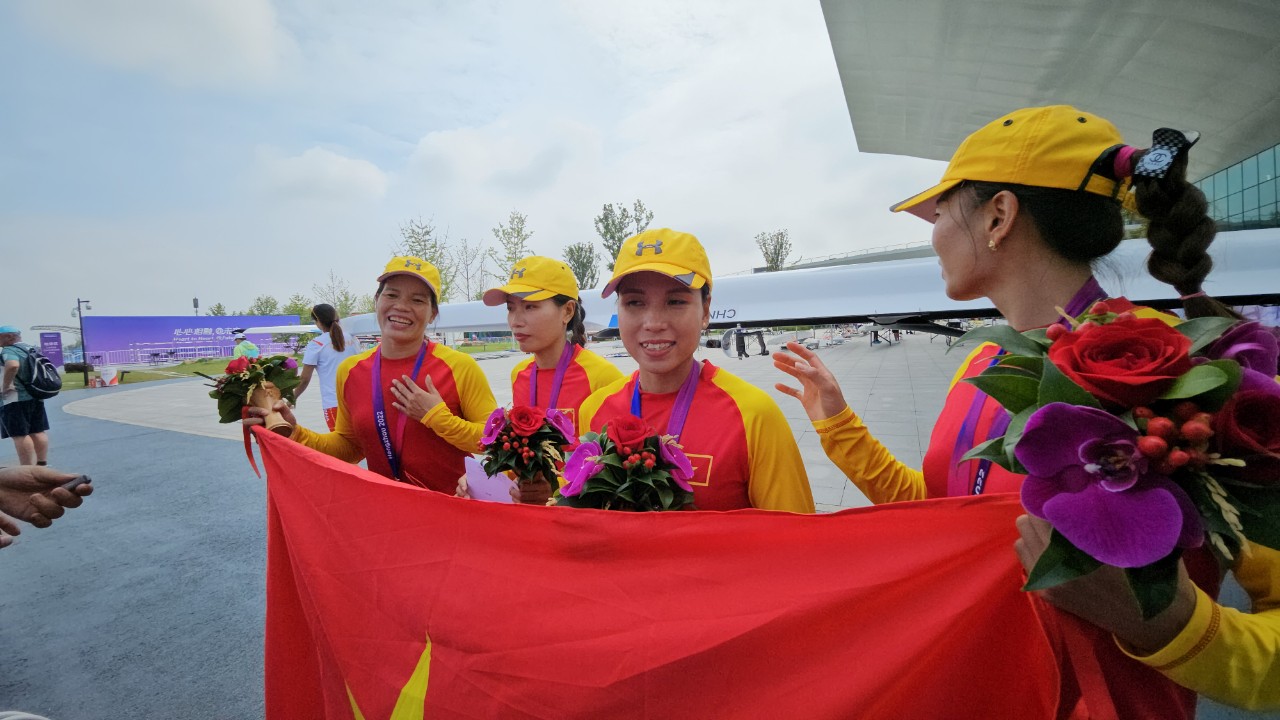 4 nữ VĐV Rowing hạnh phúc với tấm huy chương đầu tiên