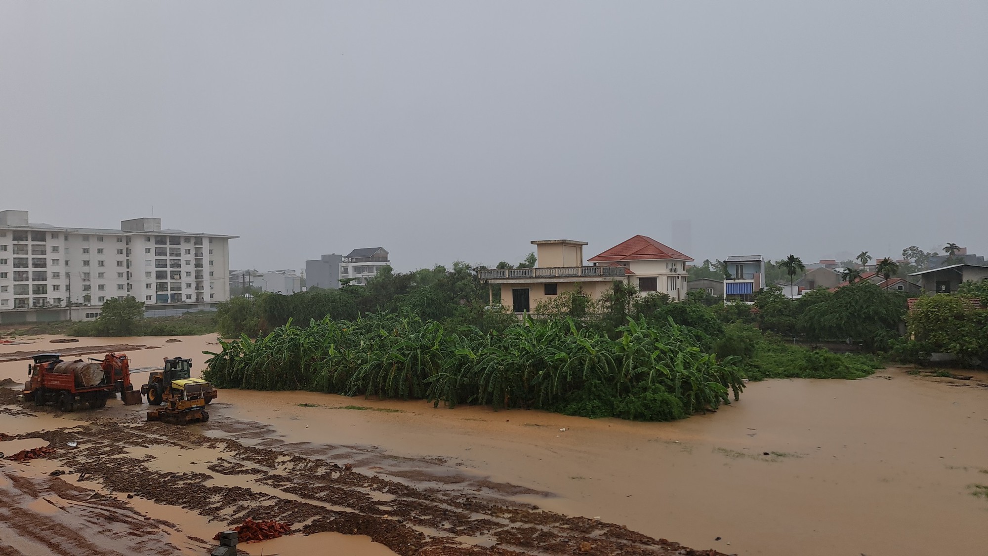 TP.Huế: Nhiều tuyến đường ngập lụt, người dân vất vả đi mưa thức ăn dự trữ - Ảnh 10.
