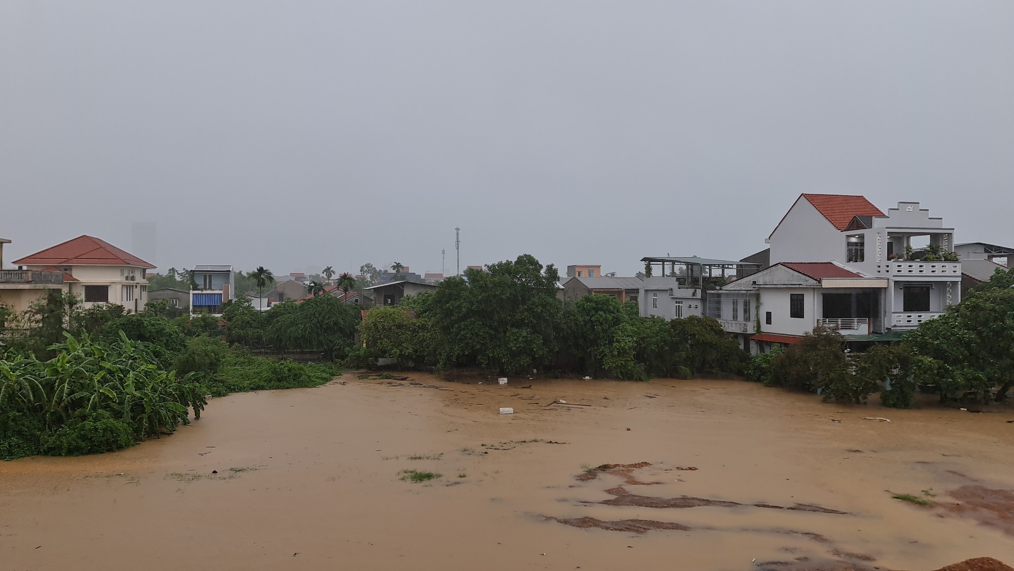 TP.Huế: Nhiều tuyến đường ngập lụt, người dân vất vả đi mưa thức ăn dự trữ - Ảnh 7.