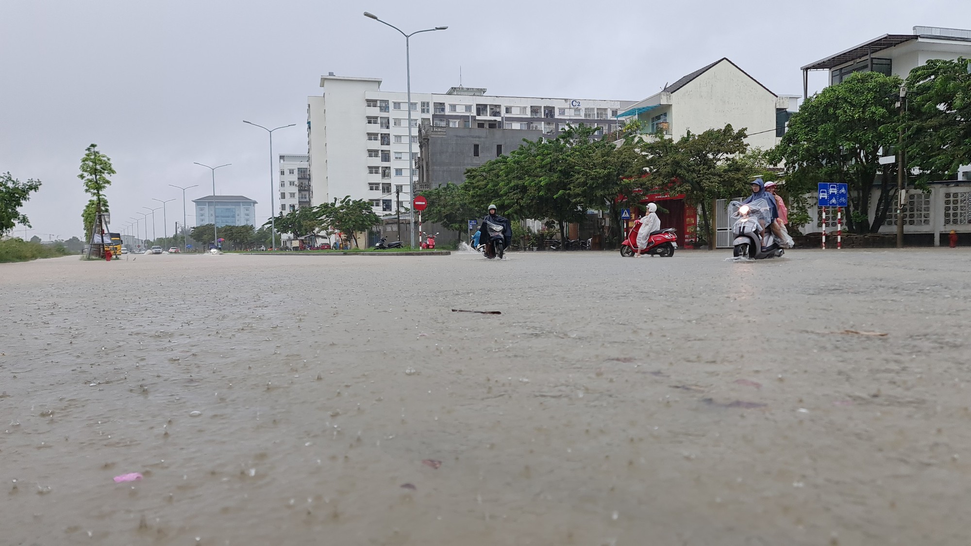 TP.Huế: Nhiều tuyến đường ngập lụt, người dân vất vả đi mưa thức ăn dự trữ - Ảnh 8.