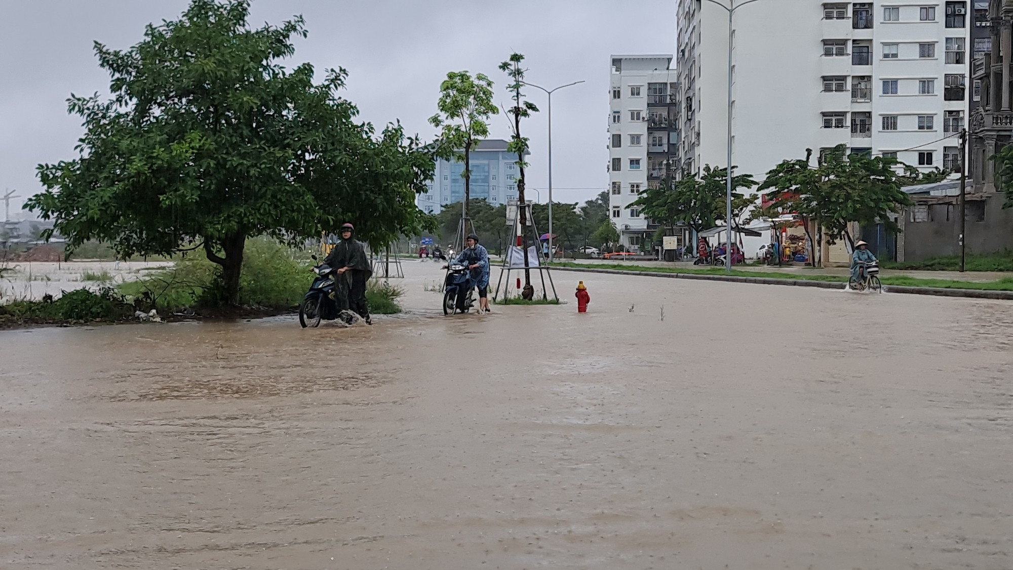 TP.Huế: Nhiều tuyến đường ngập lụt, người dân vất vả đi mưa thức ăn dự trữ - Ảnh 2.