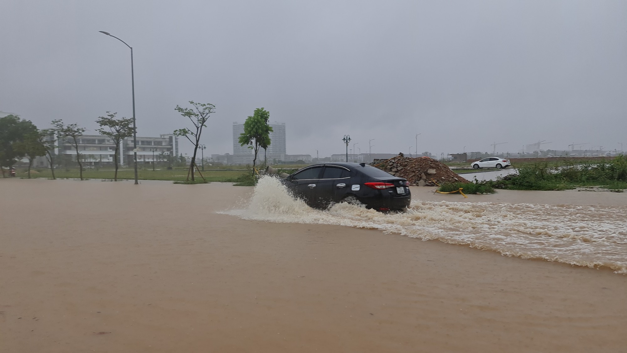 TP.Huế: Nhiều tuyến đường ngập lụt, người dân lo mua thức ăn dự trữ