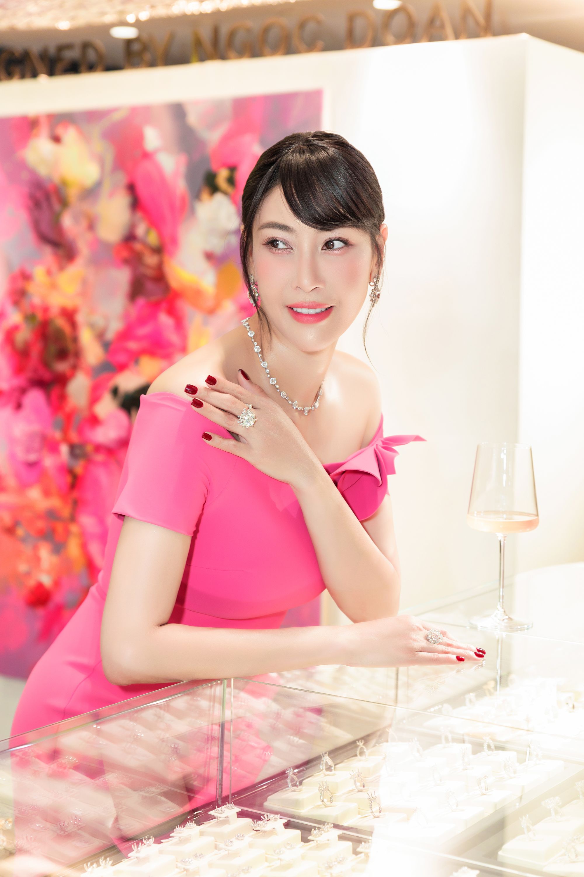 Hoa hậu Hà Kiều Anh sang trọng trong bộ trang sức kim cương - Ảnh 6.