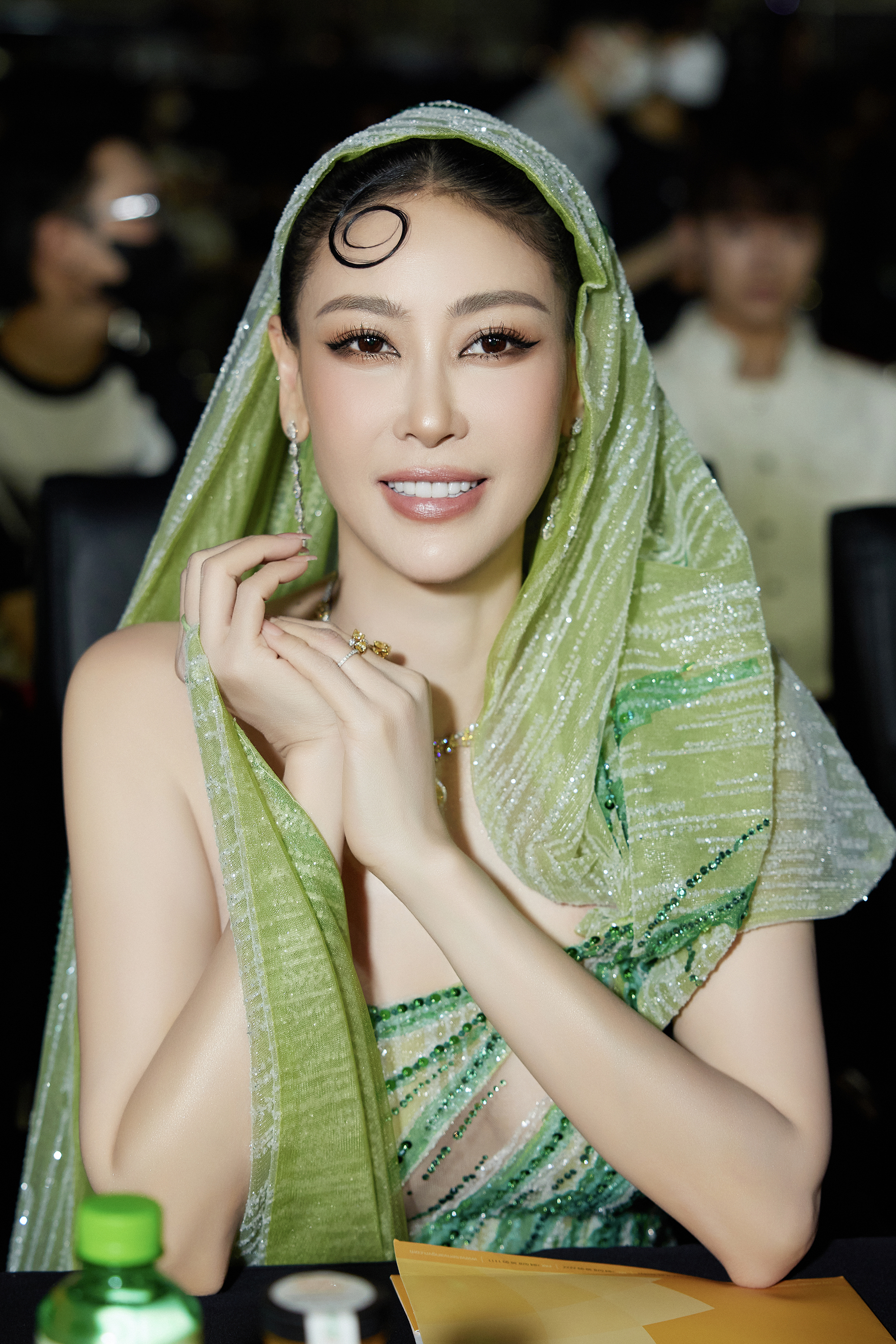 Hoa hậu Hà Kiều Anh sang trọng trong bộ trang sức kim cương - Ảnh 4.
