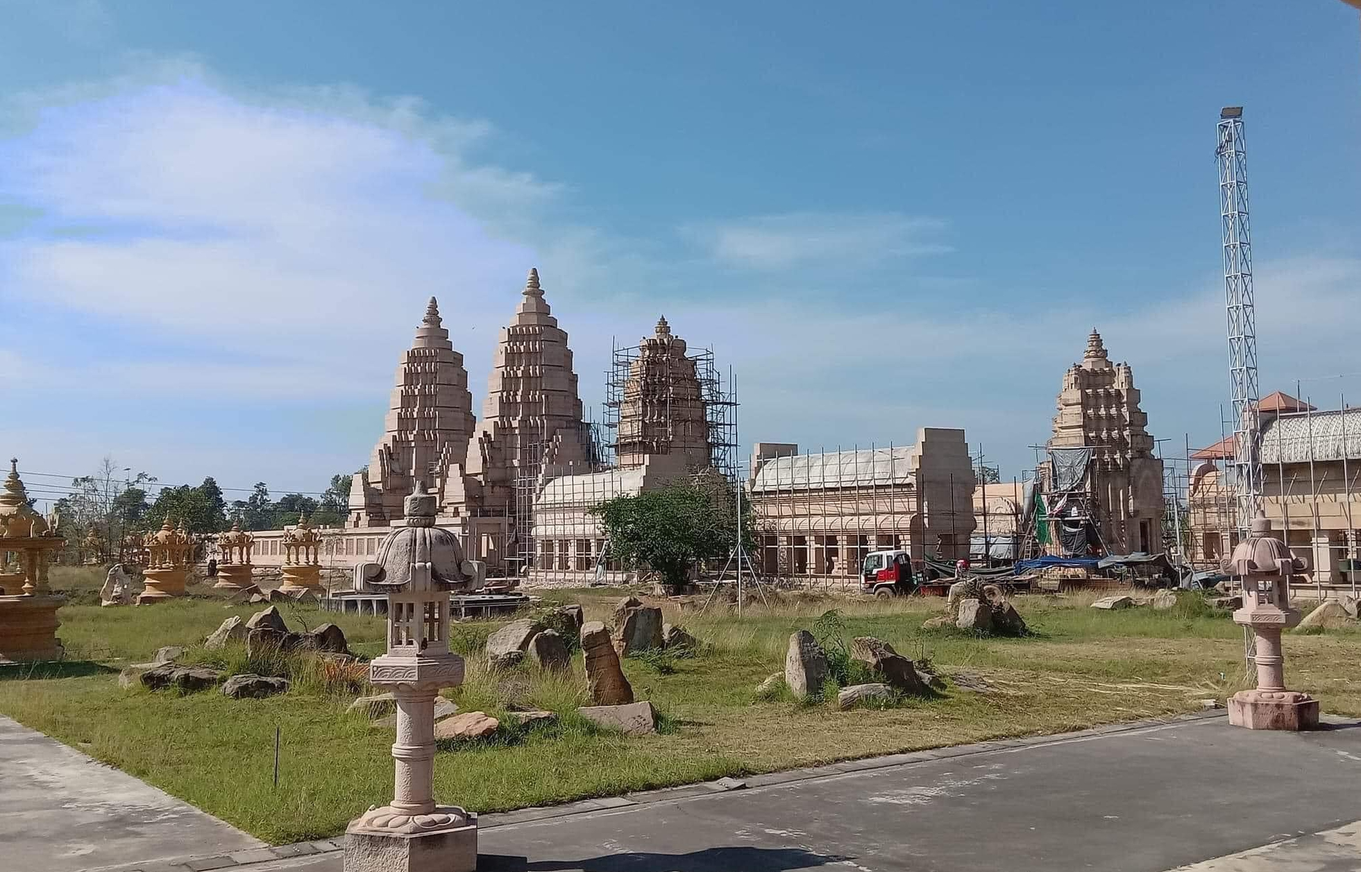 'Bản sao' Angkor Wat đang xây dựng ở Thái Lan bị Campuchia chỉ trích - Ảnh 1.