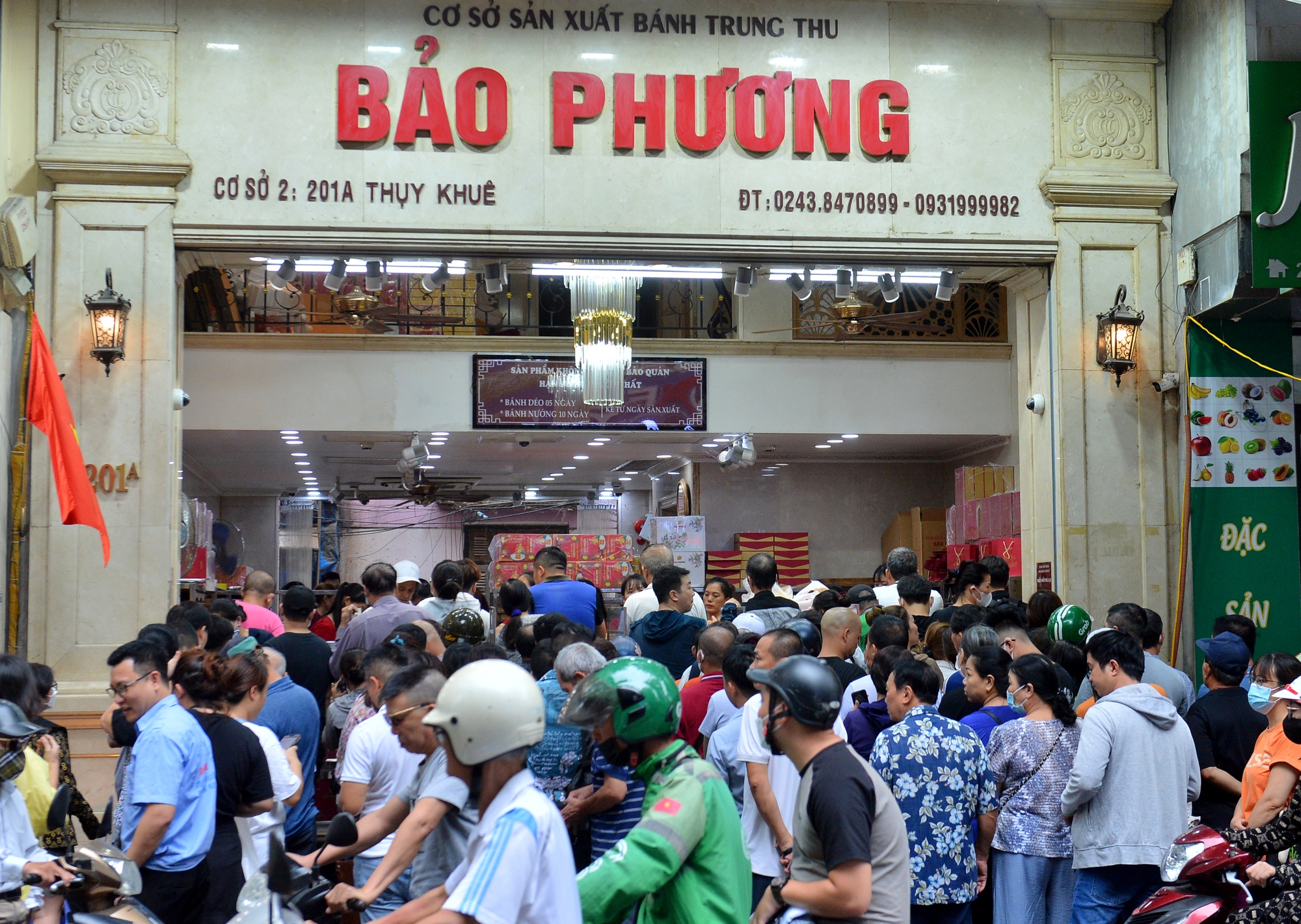 Hà Nội: Người dân xếp hàng dài, chờ cả tiếng đợi mua bánh trung thu truyền thống - Ảnh 3.