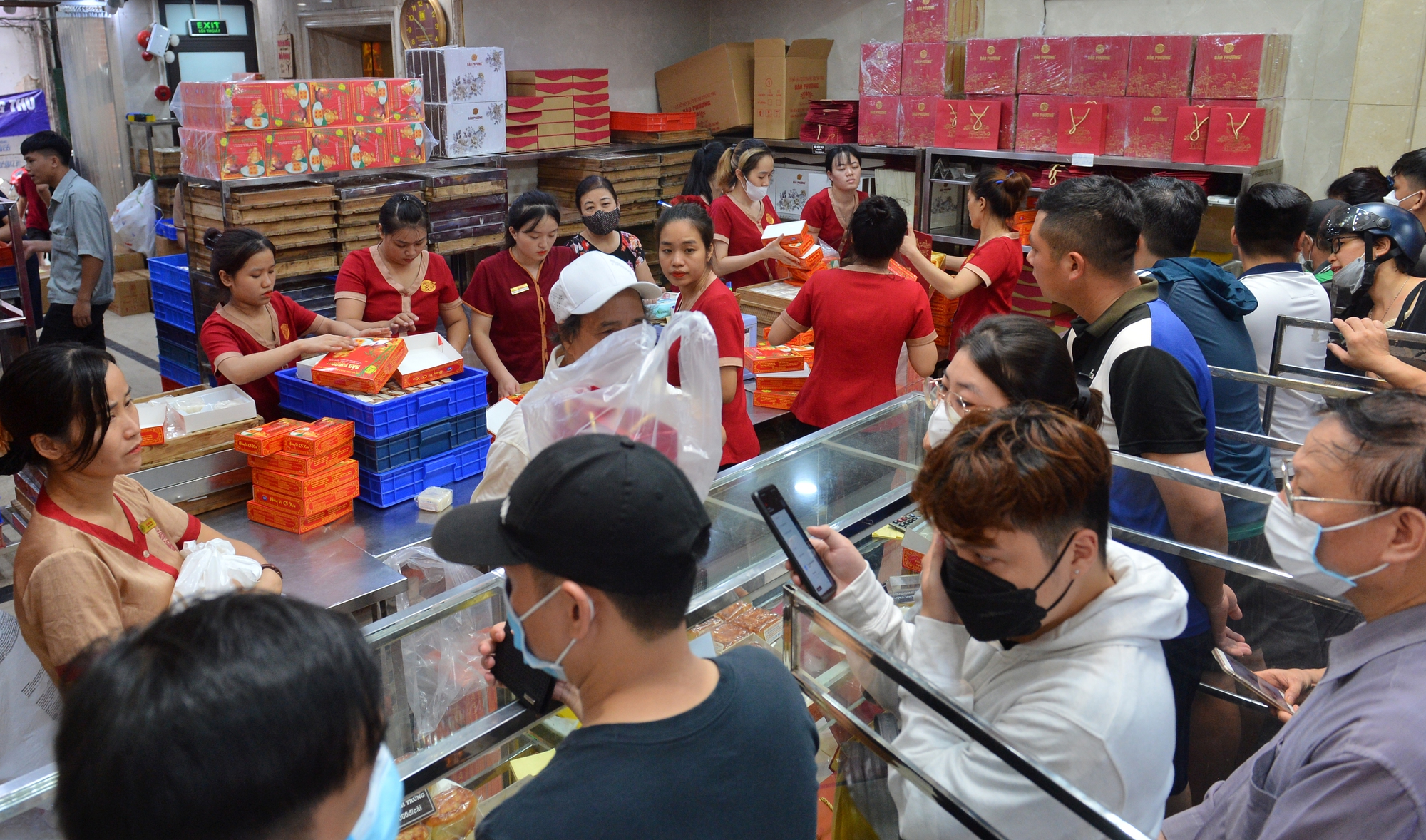 Hà Nội: Người dân xếp hàng dài, chờ cả tiếng đợi mua bánh trung thu truyền thống - Ảnh 6.