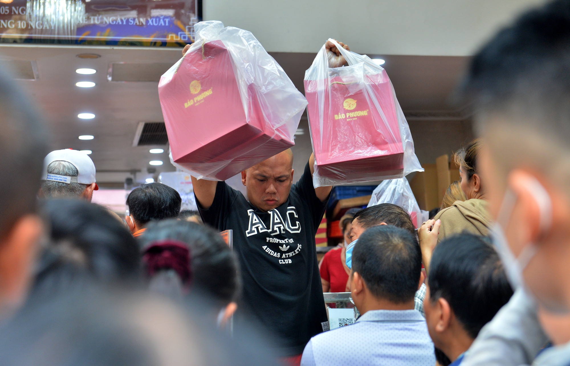 Hà Nội: Người dân xếp hàng dài, chờ cả tiếng đợi mua bánh trung thu truyền thống - Ảnh 8.
