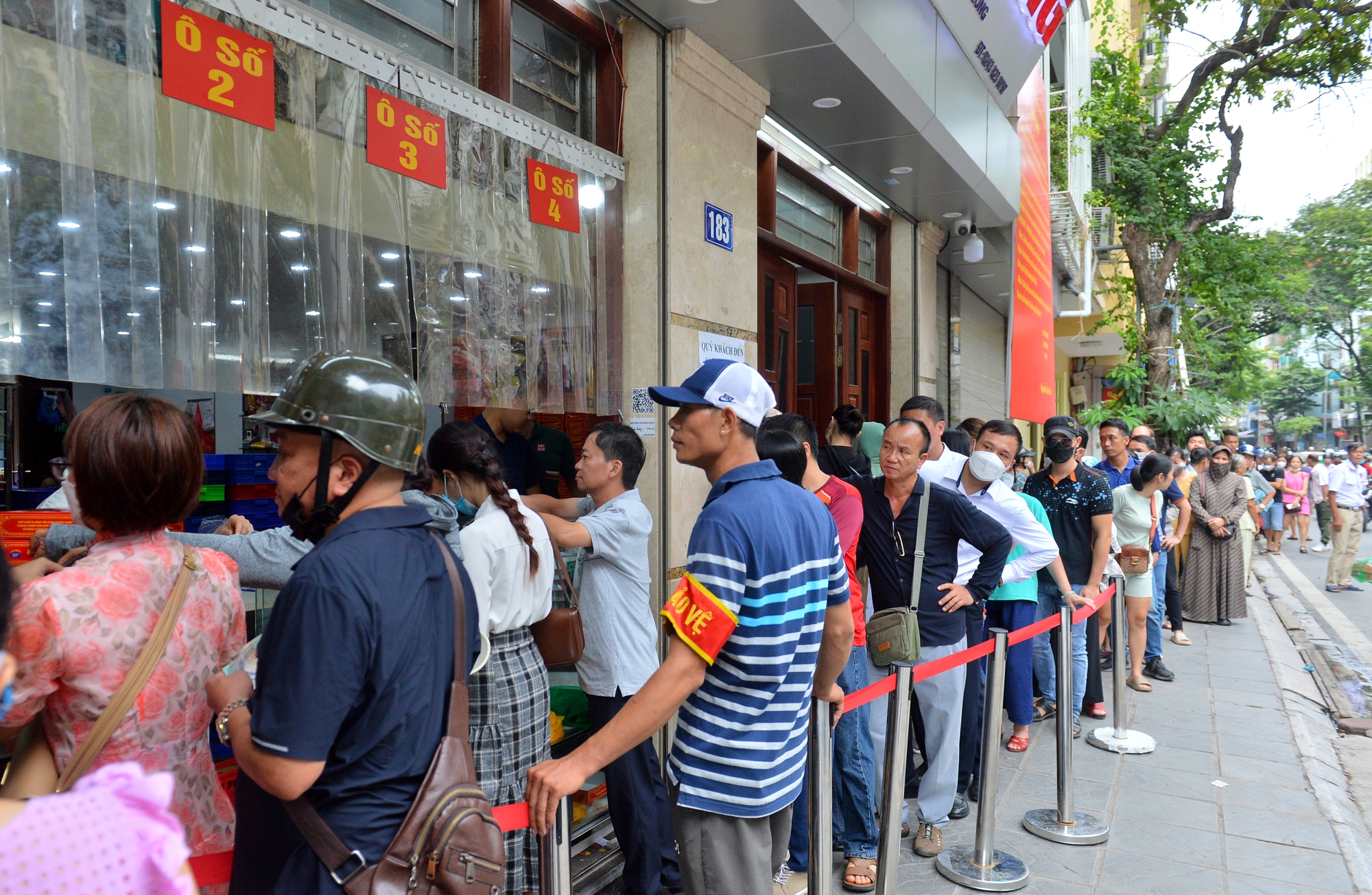 Hà Nội: Người dân xếp hàng dài, chờ cả tiếng đợi mua bánh trung thu truyền thống - Ảnh 10.