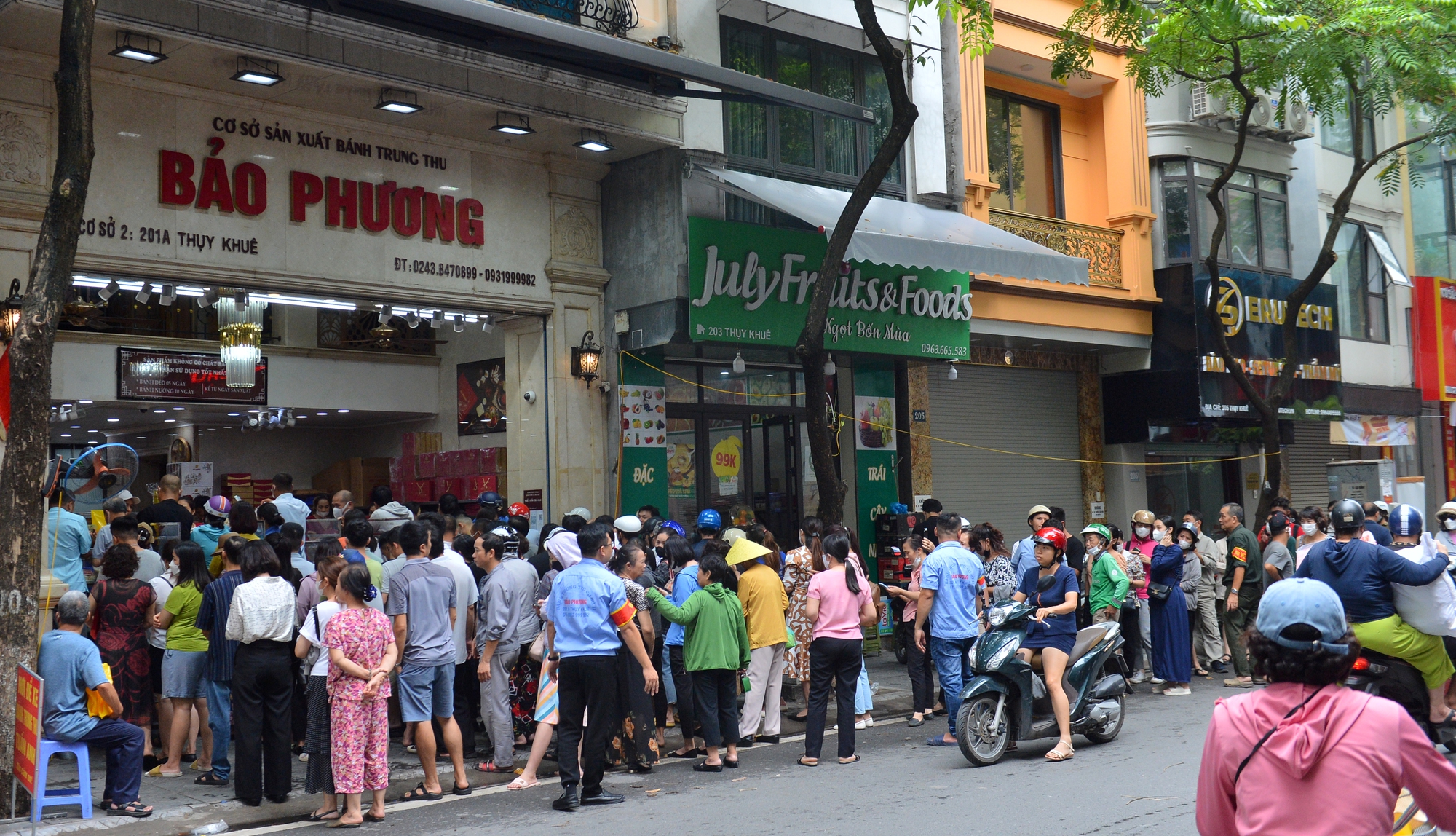 Hà Nội: Người dân xếp hàng dài, chờ cả tiếng đợi mua bánh trung thu truyền thống - Ảnh 1.