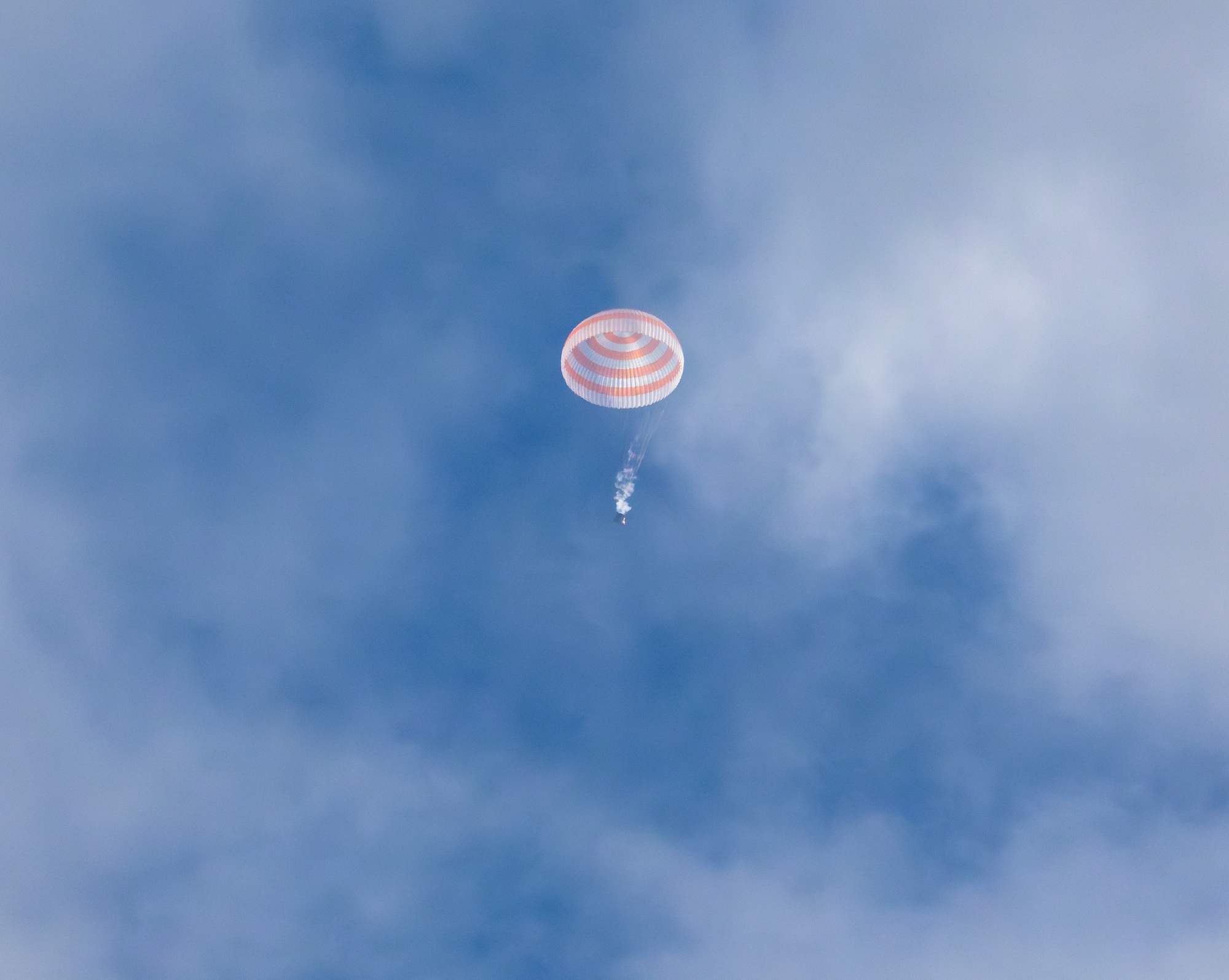 Phi hành gia NASA trở về sau chuyến bay vũ trụ kỷ lục - Ảnh 1.
