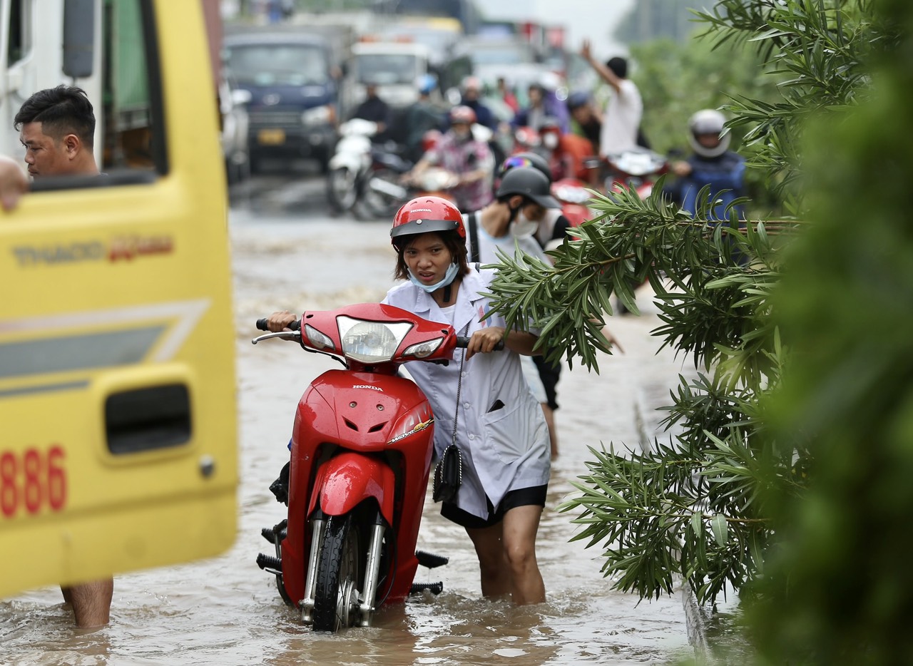 Đại lộ Thăng Long ngập sâu sau nhiều giờ mưa tạnh, người dân chật vật đi qua - Ảnh 5.