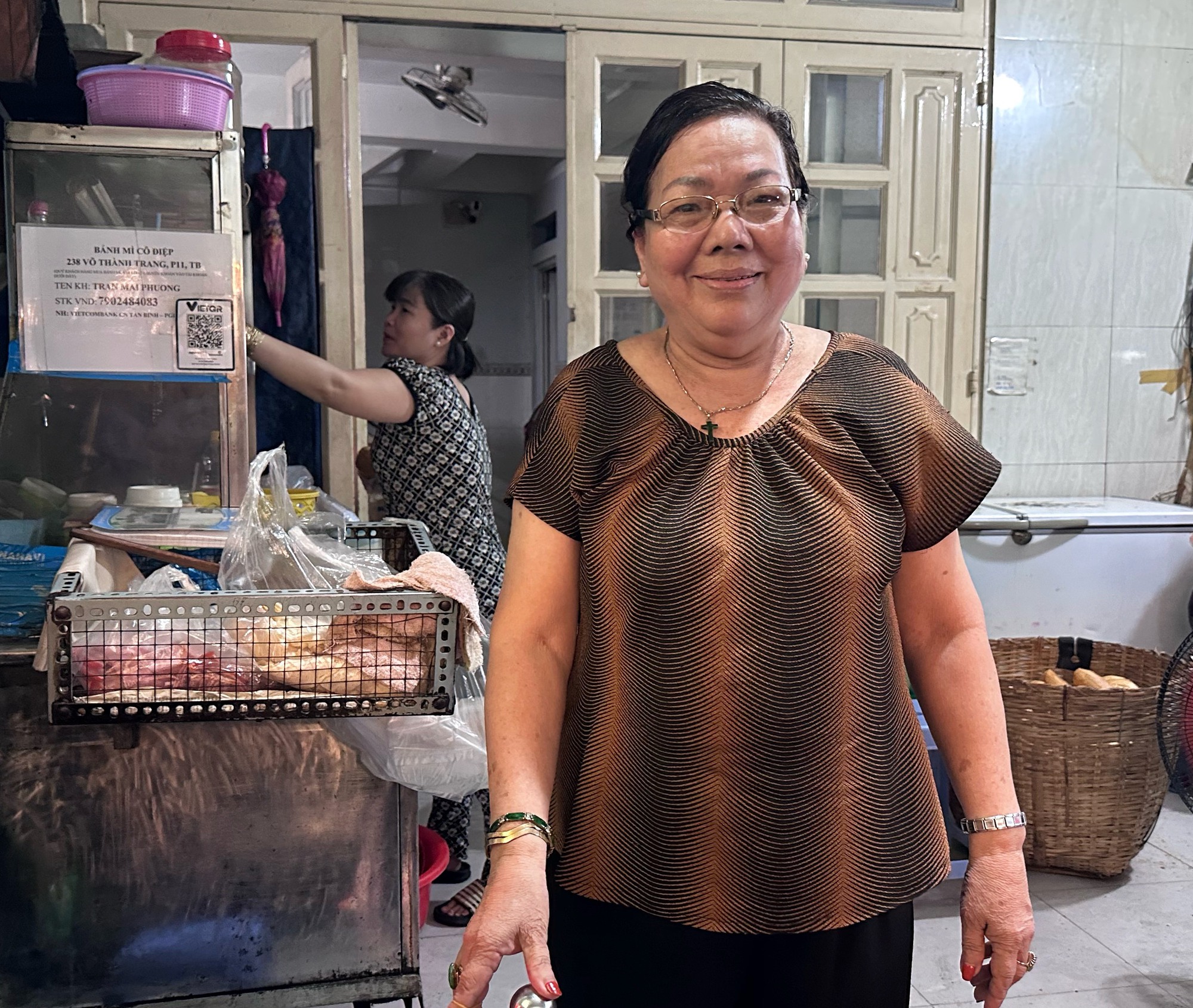 Bà chủ tiệm bánh mì TP.HCM 40 năm, 7.000 đồng/ổ: Nói không với điện thoại, internet… - Ảnh 4.