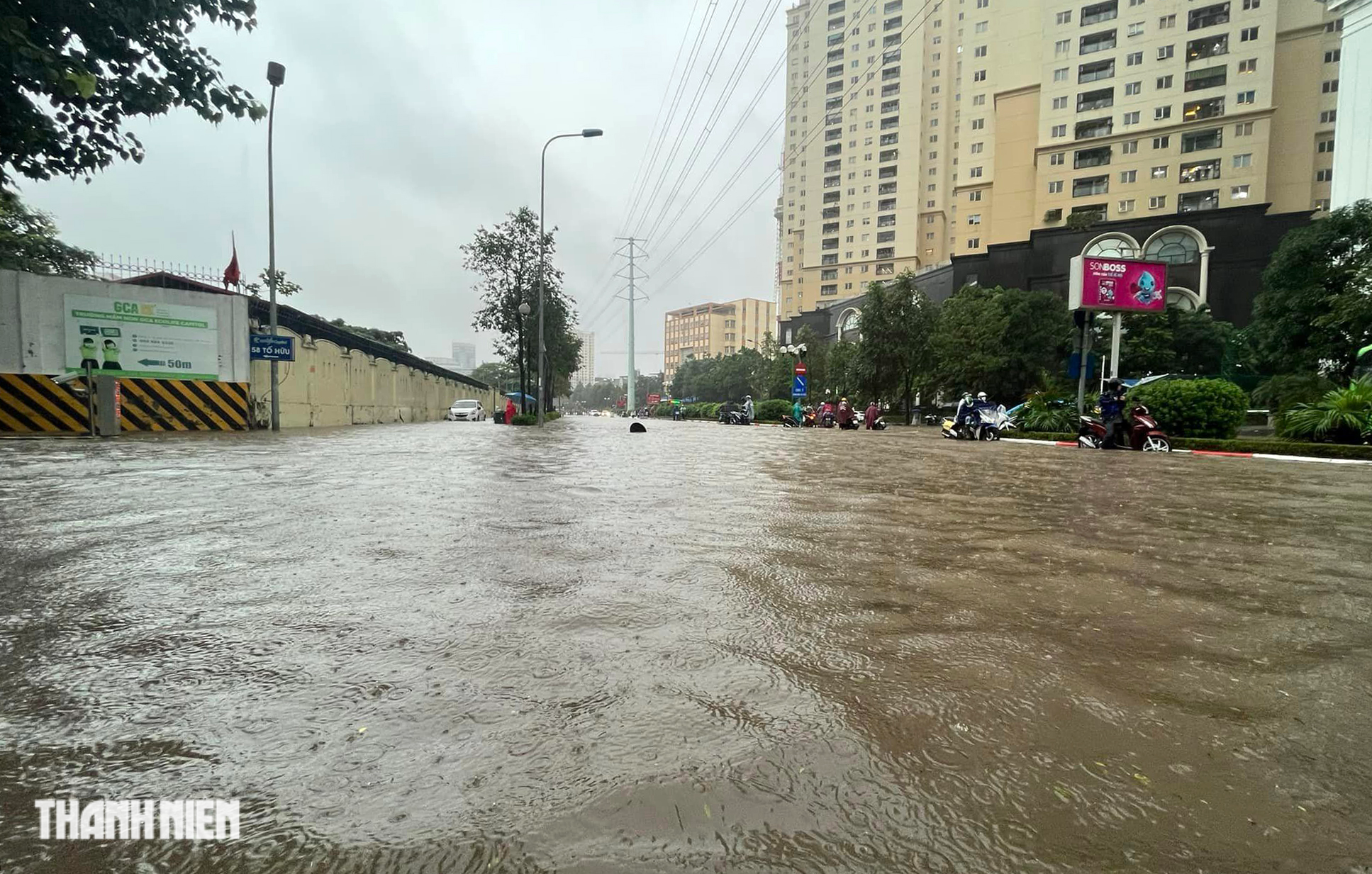 Hà Nội chìm trong 'biển nước', người dân khổ sở vì xe chết máy la liệt - Ảnh 2.