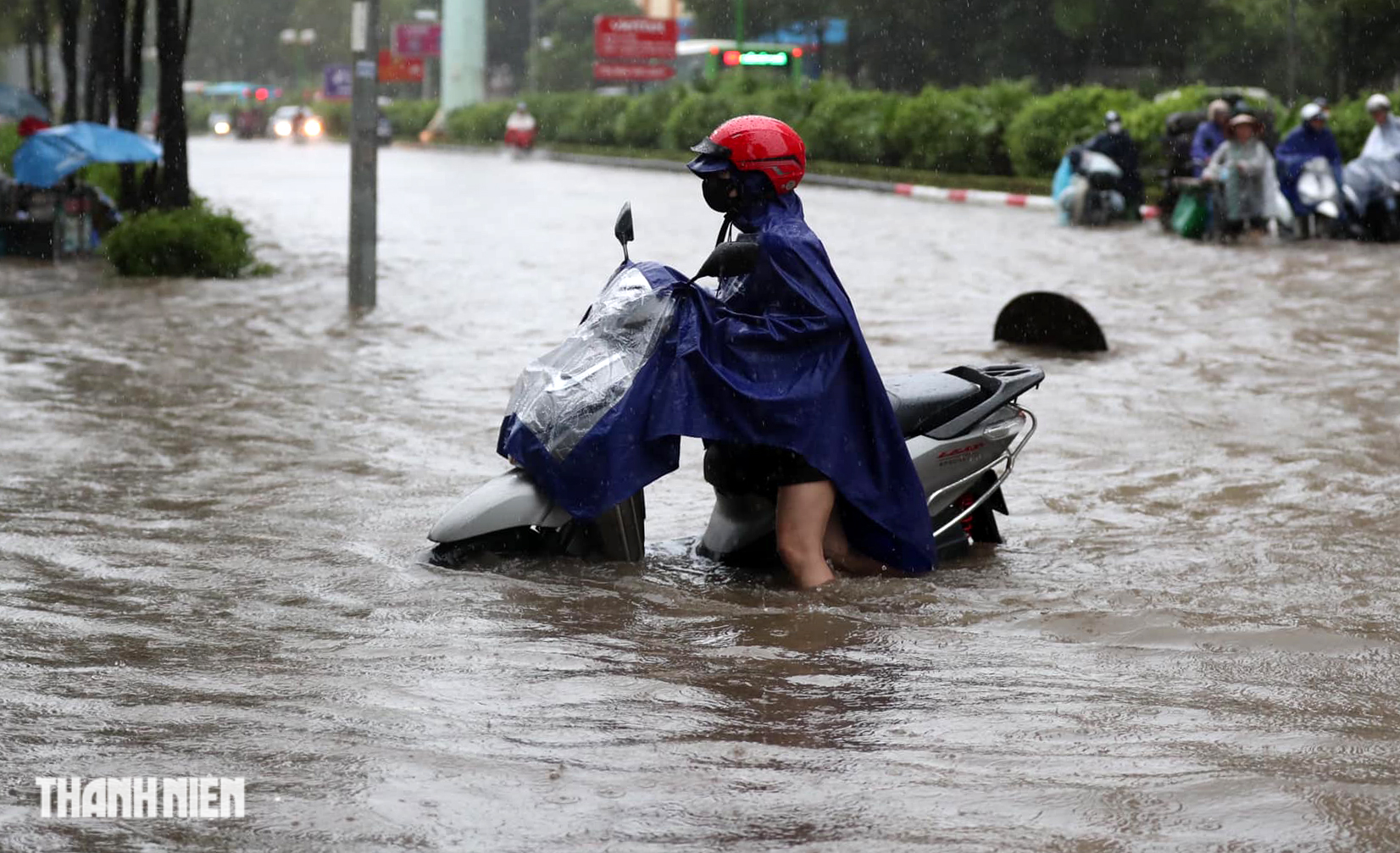 Hà Nội chìm trong 'biển nước', người dân khổ sở vì xe chết máy la liệt - Ảnh 3.