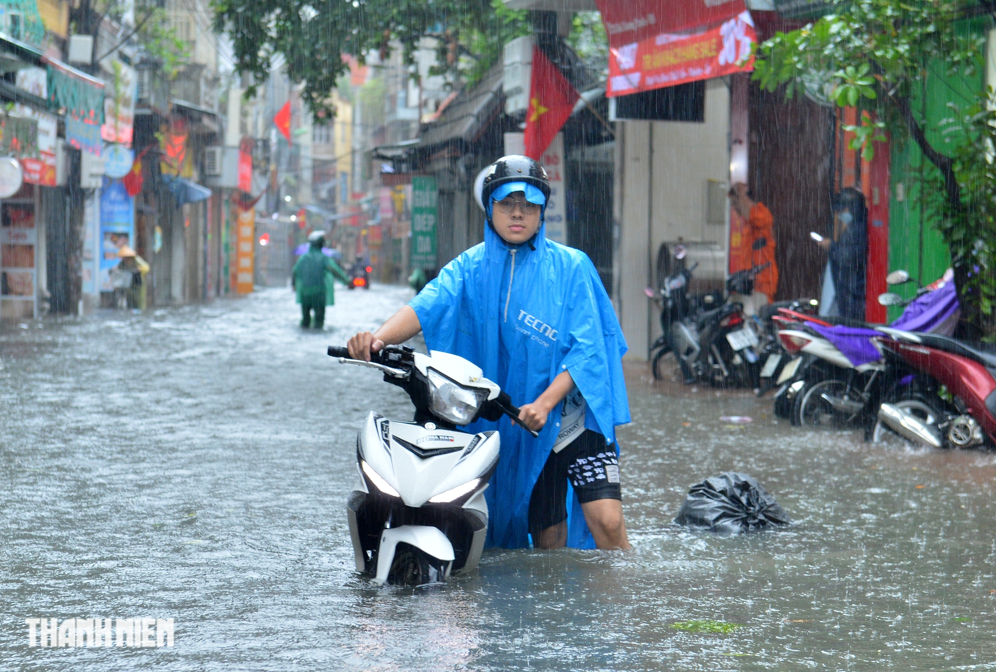 Hà Nội chìm trong 'biển nước', người dân khổ sở vì xe chết máy la liệt - Ảnh 5.