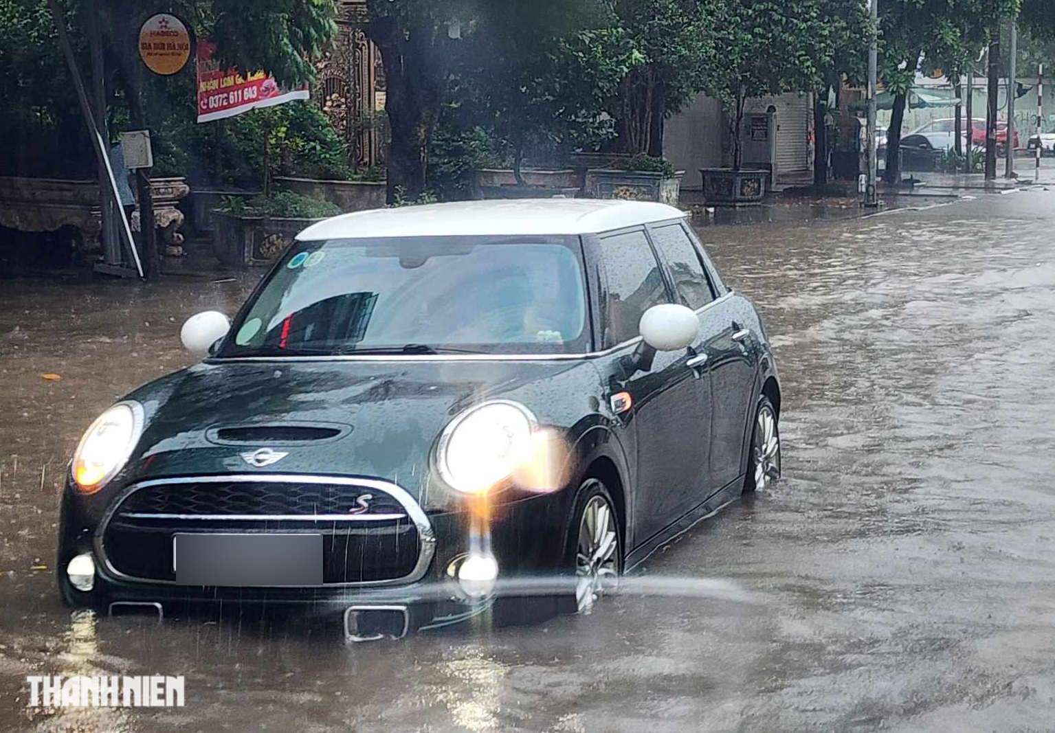 Hà Nội chìm trong 'biển nước', người dân khổ sở vì xe chết máy la liệt - Ảnh 12.