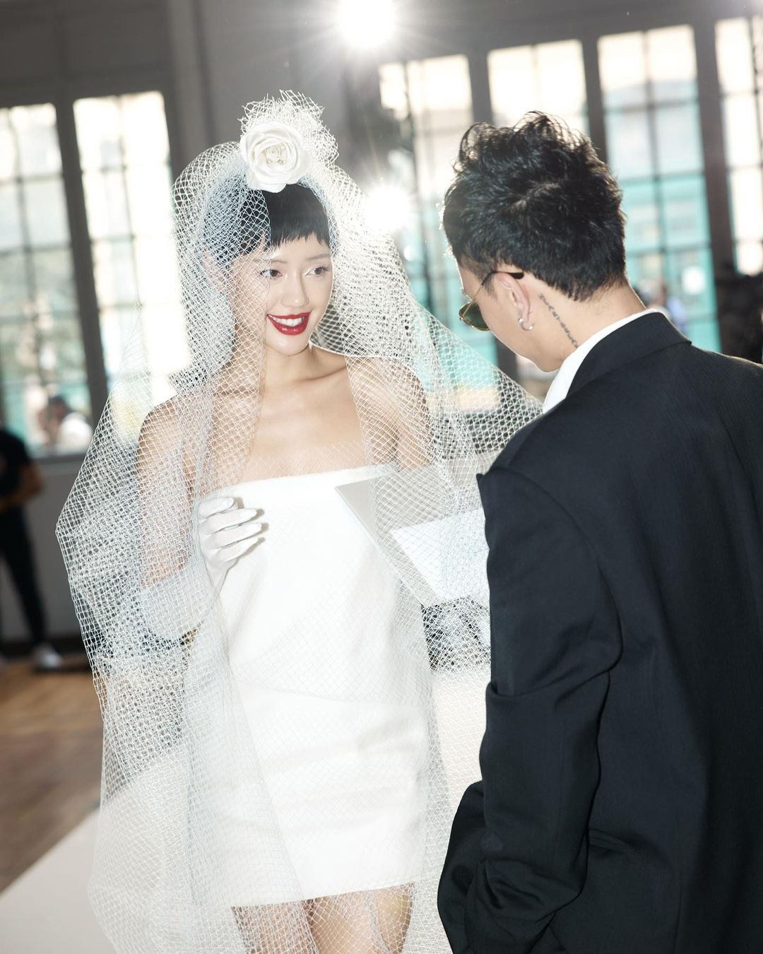  'Cô Em Trendy' Khánh Linh và bạn trai chụp ảnh cưới ngay trong show diễn tại Paris - Ảnh 1.
