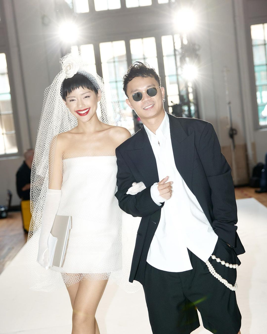  'Cô Em Trendy' Khánh Linh và bạn trai chụp ảnh cưới ngay trong show diễn tại Paris - Ảnh 2.