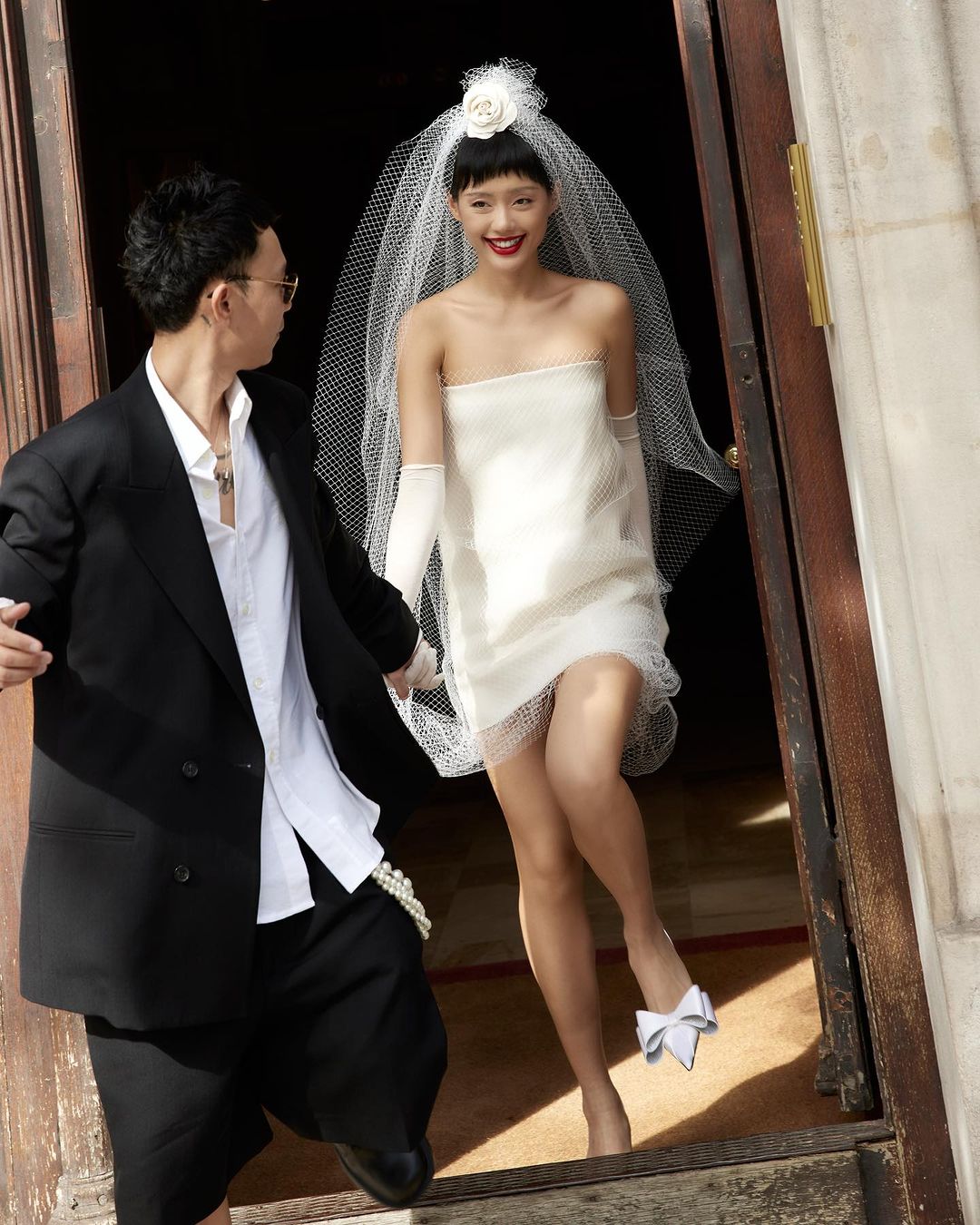  'Cô Em Trendy' Khánh Linh và bạn trai chụp ảnh cưới ngay trong show diễn tại Paris - Ảnh 3.