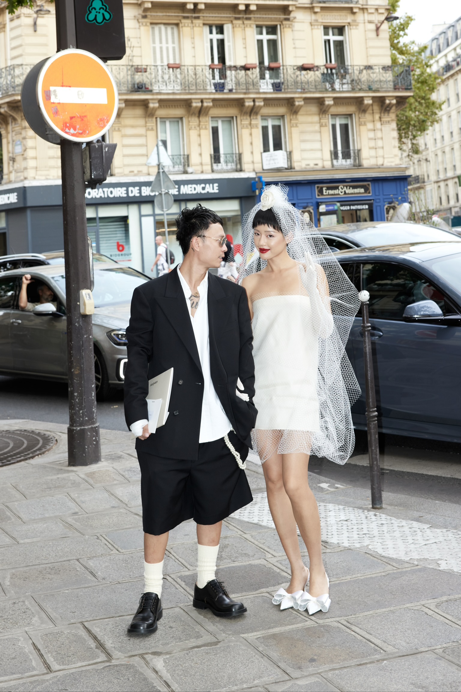  'Cô Em Trendy' Khánh Linh và bạn trai chụp ảnh cưới ngay trong show diễn tại Paris - Ảnh 7.