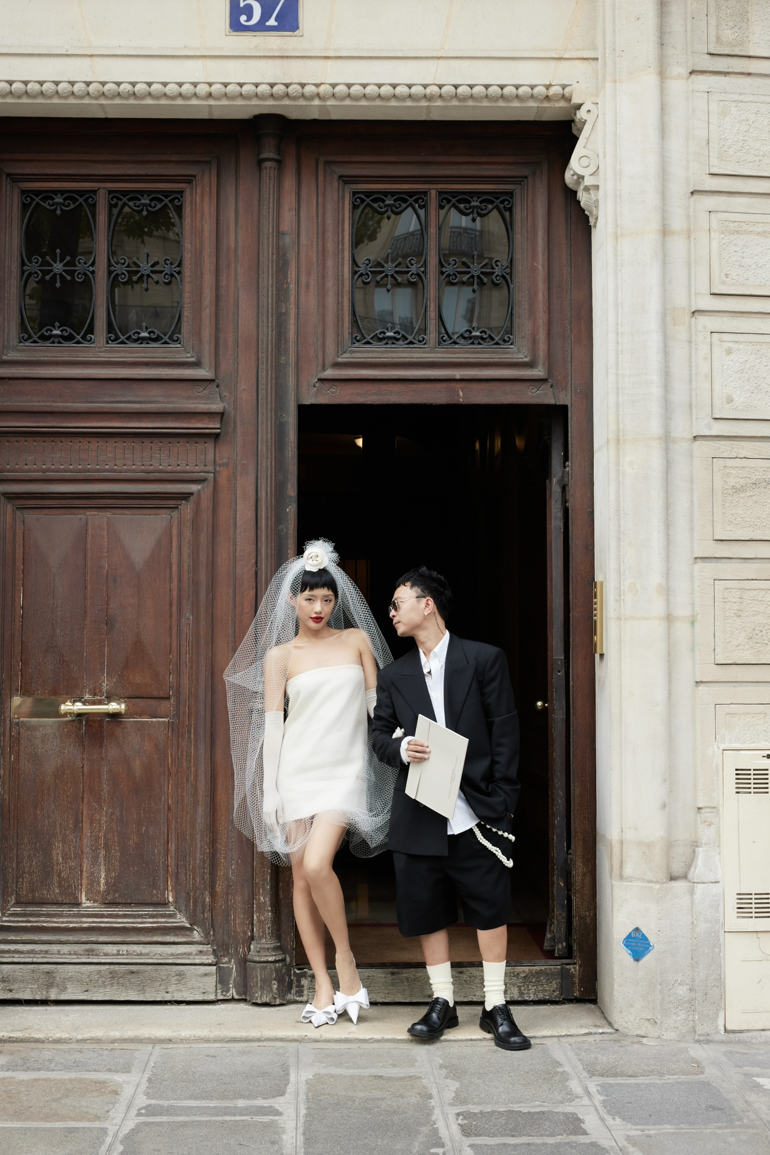  'Cô Em Trendy' Khánh Linh và bạn trai chụp ảnh cưới ngay trong show diễn tại Paris - Ảnh 9.