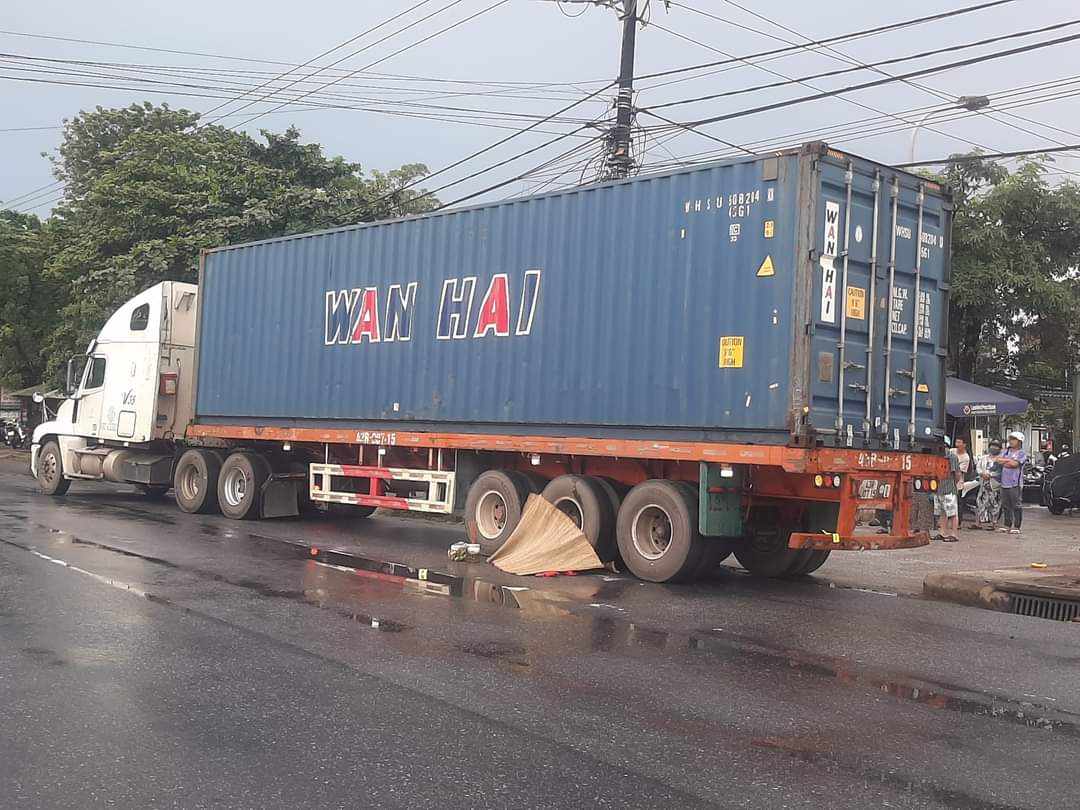 Tai nạn ở Quảng Trị: Va chạm xe đầu kéo, 1 phụ nữ tử vong - Ảnh 1.