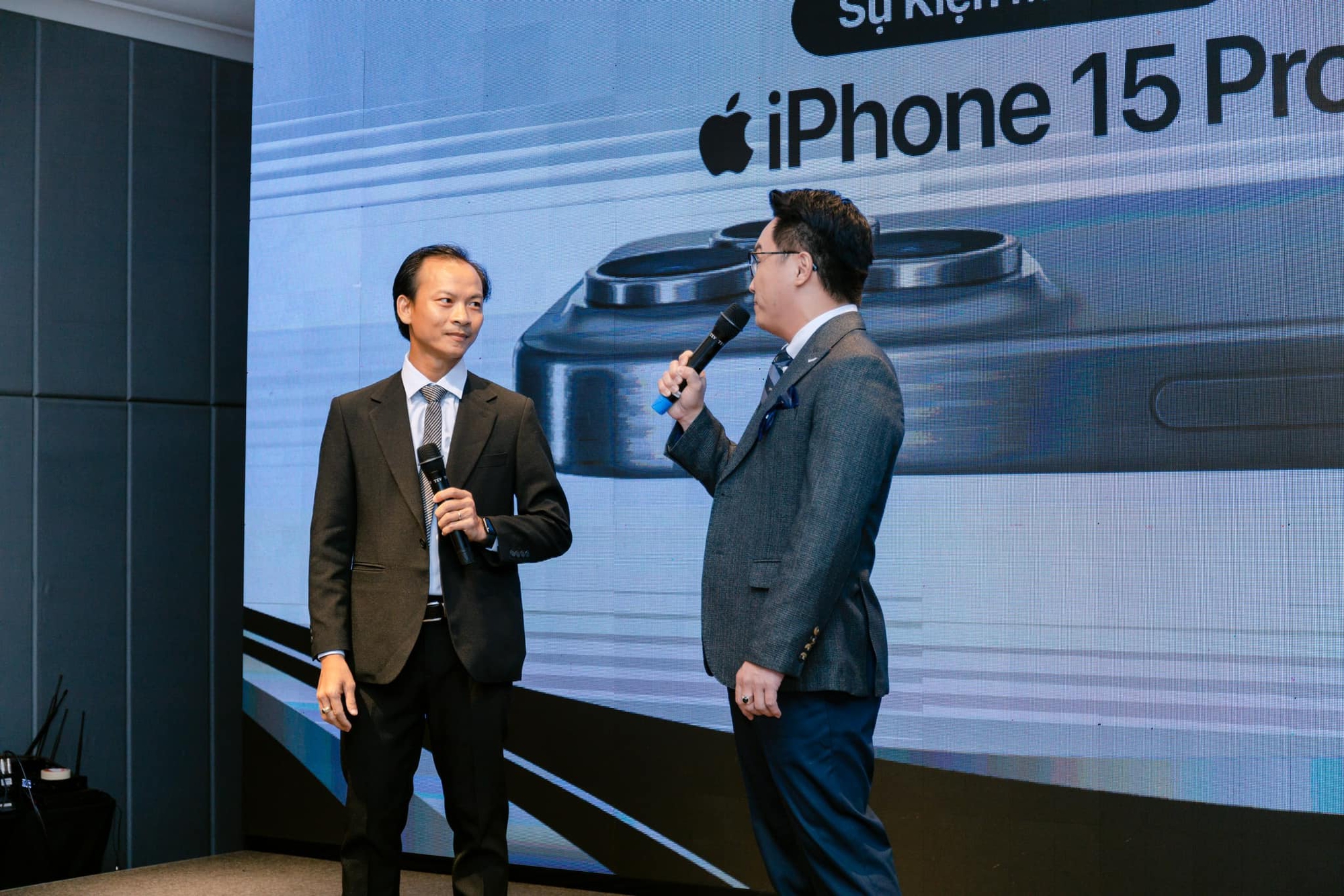 iPhone 15 mở bán ở Việt Nam: Nhiều người mất ngủ xếp hàng từ nửa đêm - Ảnh 1.