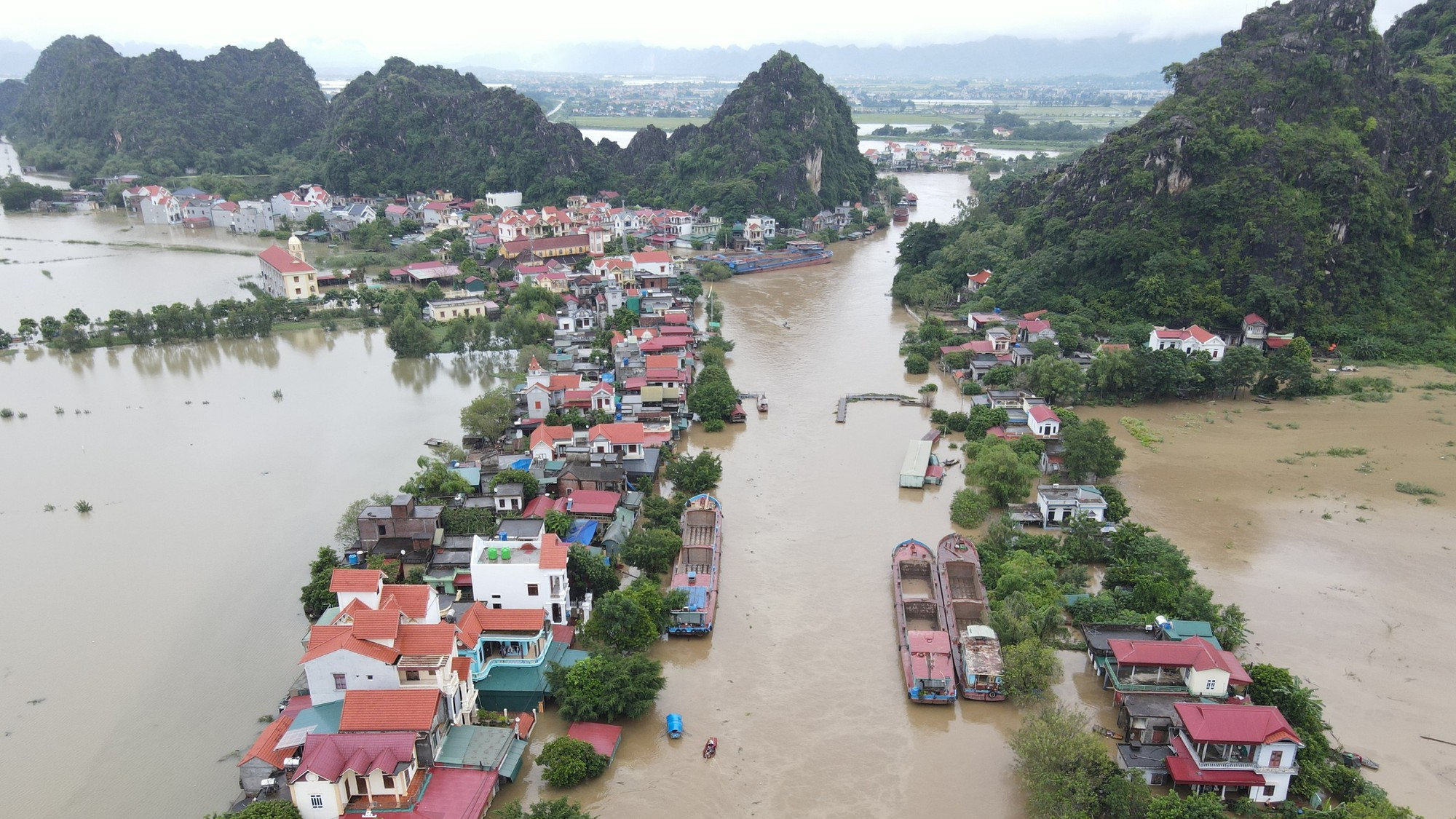 Nước sông Hoàng Long dâng cao gây ngập hàng trăm nhà dân - Ảnh 1.