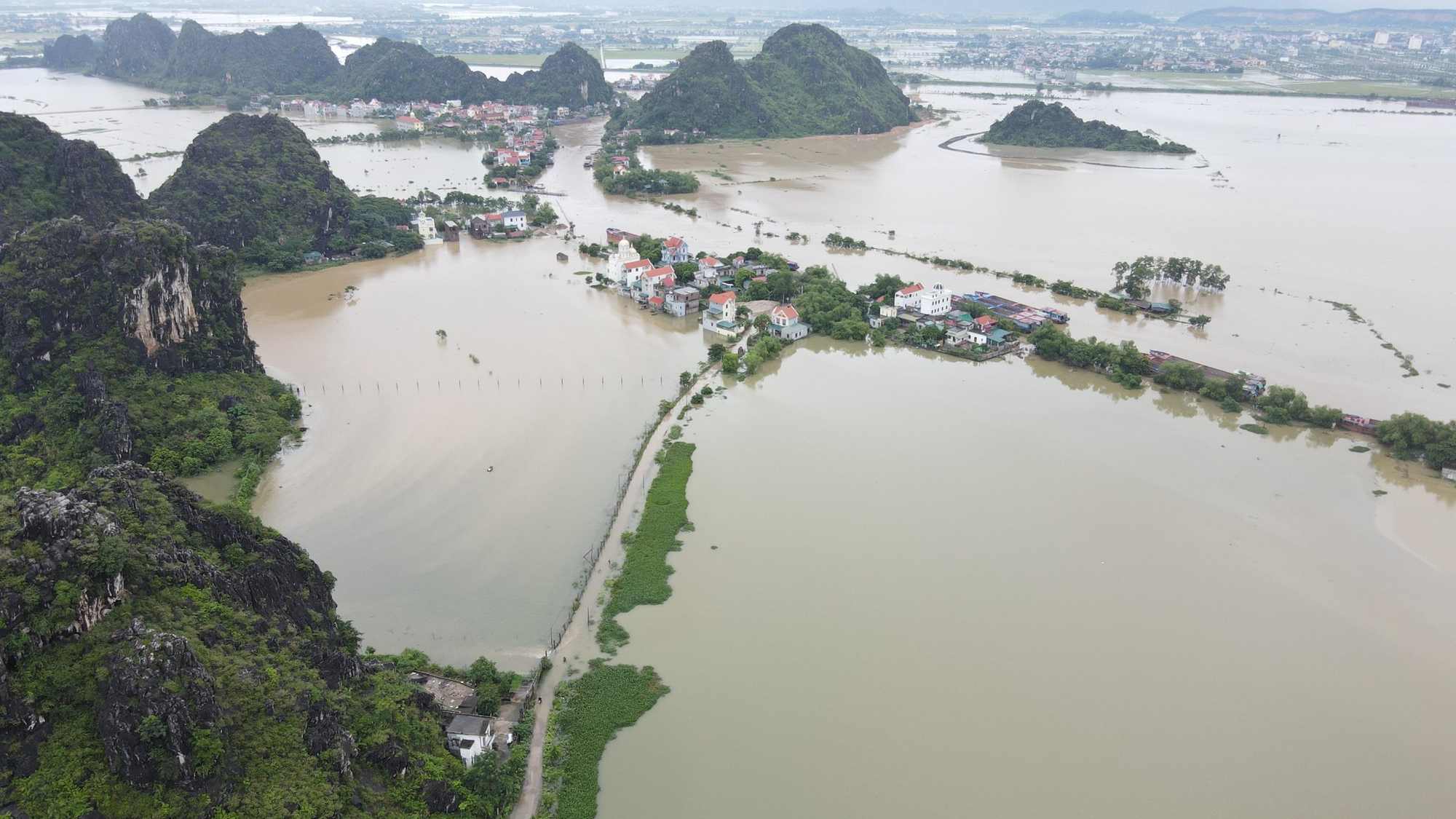 Ninh Bình: Nước sông Hoàng Long dâng cao, hàng trăm nhà dân bị ngập - Ảnh 8.