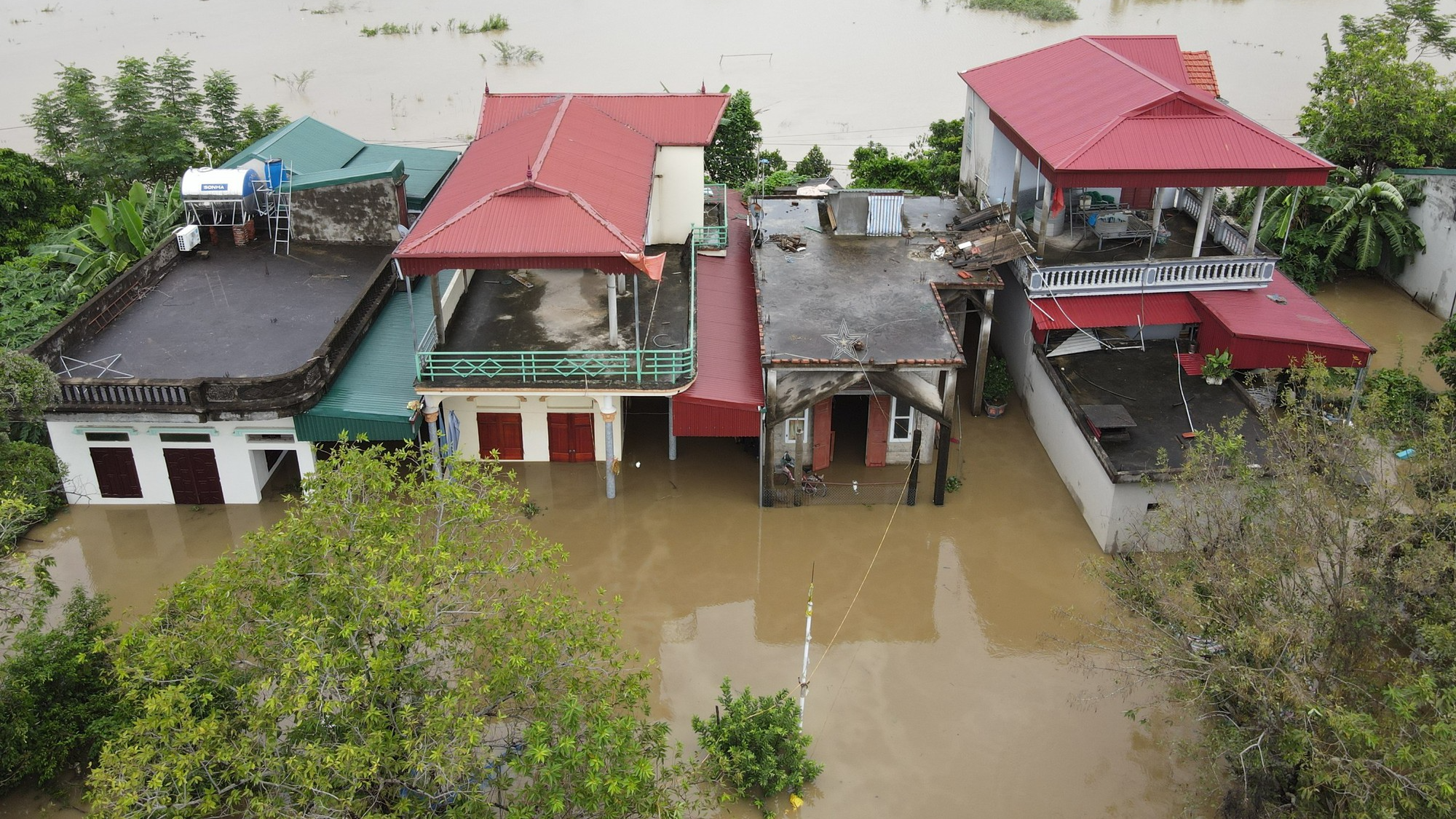 Nước sông Hoàng Long dâng cao gây ngập hàng trăm nhà dân - Ảnh 2.